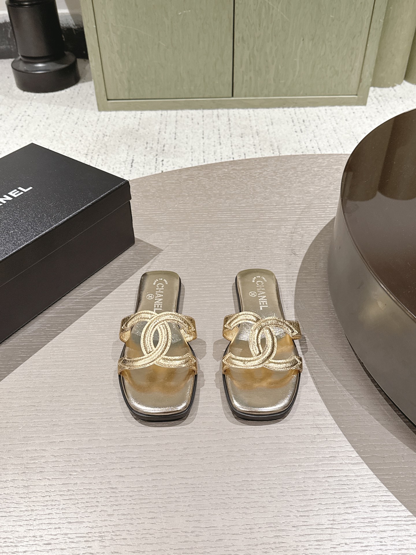 NO:783821,The high version of Chanel Chanel Xiaoxiang's new Lukong Double C flat slippers. This series is really amazing. How can it be so beautiful!  Summer is really an invincible combination that can be salty or sweet~ Upper cowhide/suede, lining lambskin, genuine leather outsole, size 35-39 (40 41 42 customized, non-returnable), slippers, chanel, chanel, slippers, cowhide, sheepskin, chamois leather, Leather soles19860909高版本 Chanel 香奈儿 小香 新款 缕空双C 平底拖鞋 这一系列这真的是绝了 怎么会这么美！ 夏天真的是无敌搭配可盐可甜～ 鞋面牛皮/麂皮 内里是小羊皮 真皮大底 码数35-39（40 41 42定做不退换）,拖鞋,chanel,chanel,slippers,cowhide,sheepskin,chamois leather,Leather soles,Women's Shoes