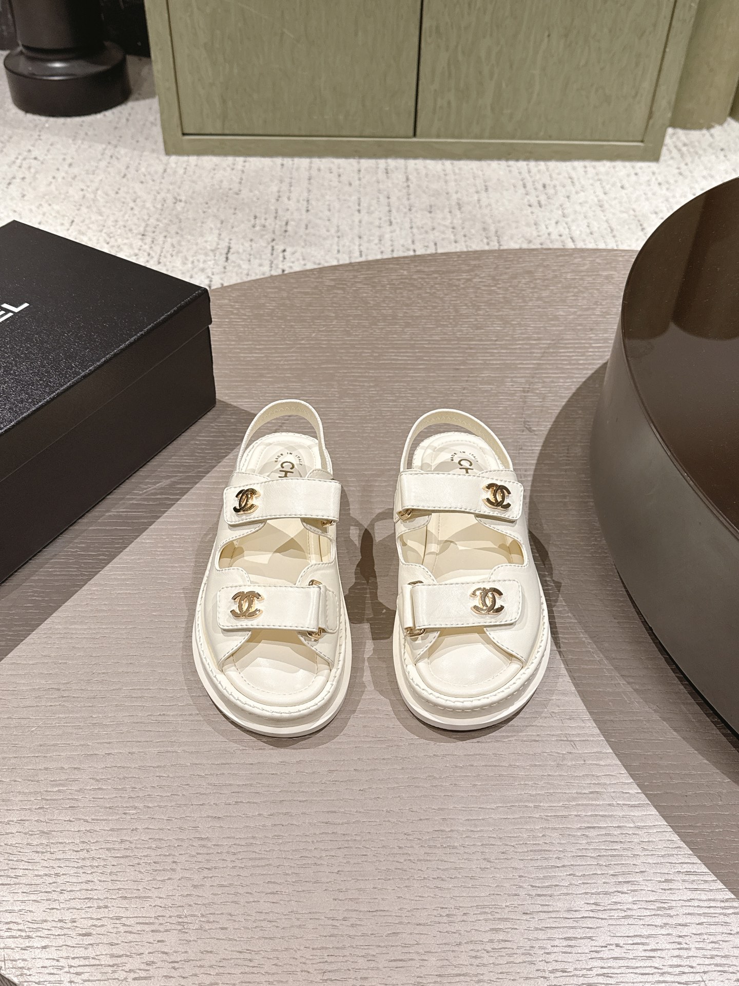 NO:783885,High version of Chanel Chanel Xiaoxiang new Velcro beach sandals and slippers, top version!  Lambskin upper, sheepskin lining for the feet, rubber outsole, original custom logo buckle hardware buckle. All come with top-notch packaging!  Size: 35-39 (40 41 customized, non-returnable), slippers and sandals, chanel, chanel, sandals, slippers, sheepskin19860909高版本 Chanel 香奈儿 小香 新款 魔术贴沙滩凉鞋 拖鞋 顶级对版货！ 鞋面小羊皮,垫脚内里羊皮, 大底橡胶底 原版定制logo扣五金扣. 均配顶级包装！ Size:35-39（40 41定做不退换）,拖鞋凉鞋,chanel,chanel,sandals,slippers,sheepskin,Women's Shoes
