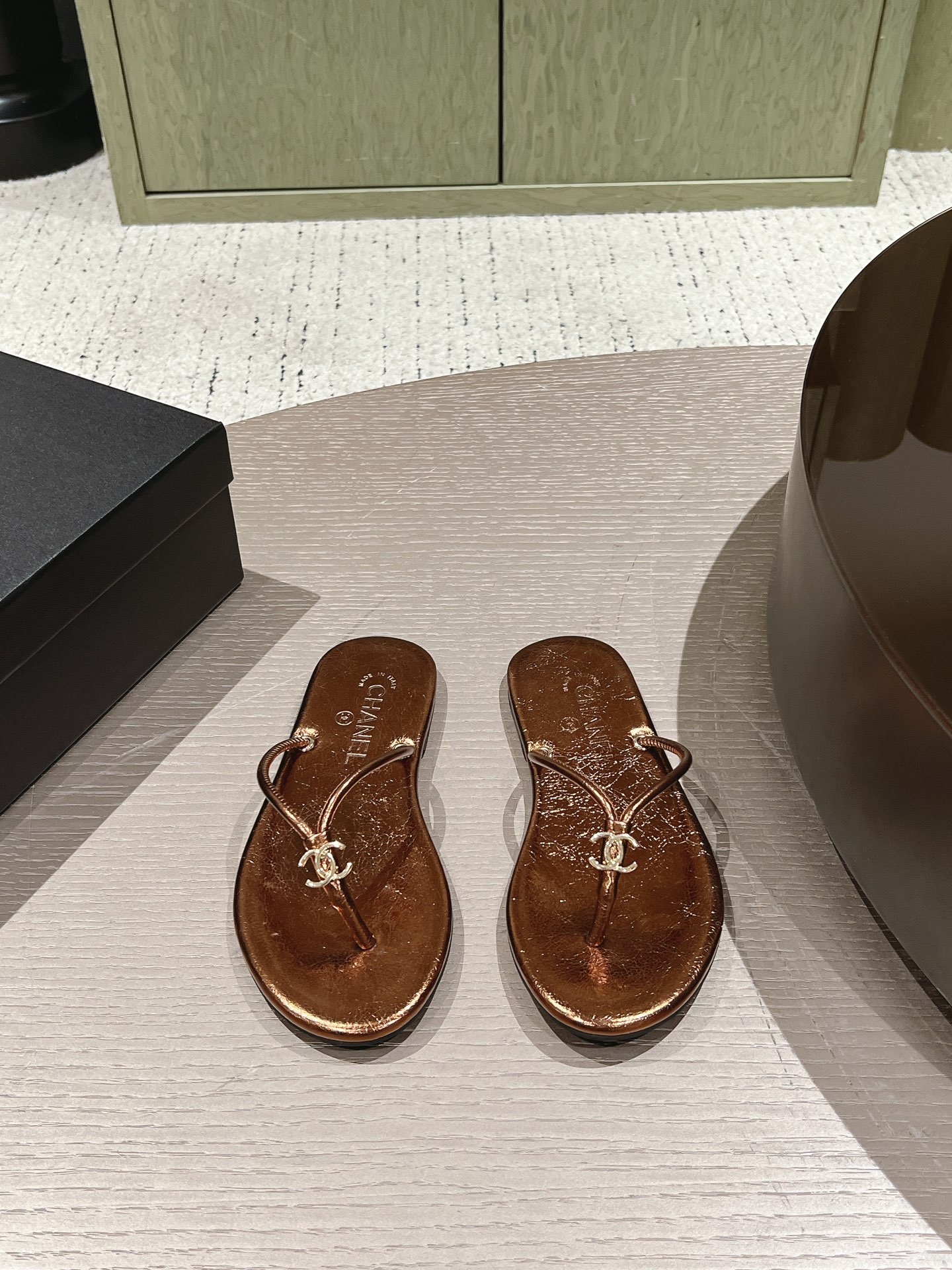 NO:784696,High version Chanel Chanel Xiaoxiang new double C flat flip-flops. This series is really amazing. How can it be so beautiful!  Summer is really an invincible combination that can be salty or sweet~ Mixed sheepskin upper, sheepskin lining, rubber outsole, size 35-39 (40 41 custom-made, non-returnable), split-toe shoes, chanel, chanel, slippers, sheepskin19860909高版本 Chanel 香奈儿 小香 新款 双C 平底人字拖鞋 这一系列这真的是绝了 怎么会这么美！ 夏天真的是无敌搭配可盐可甜～ 鞋面混种羊皮 内里是羊皮 橡胶大底 码数35-39（40 41 定做不退换）,分趾鞋,chanel,chanel,slippers,sheepskin,Women's Shoes
