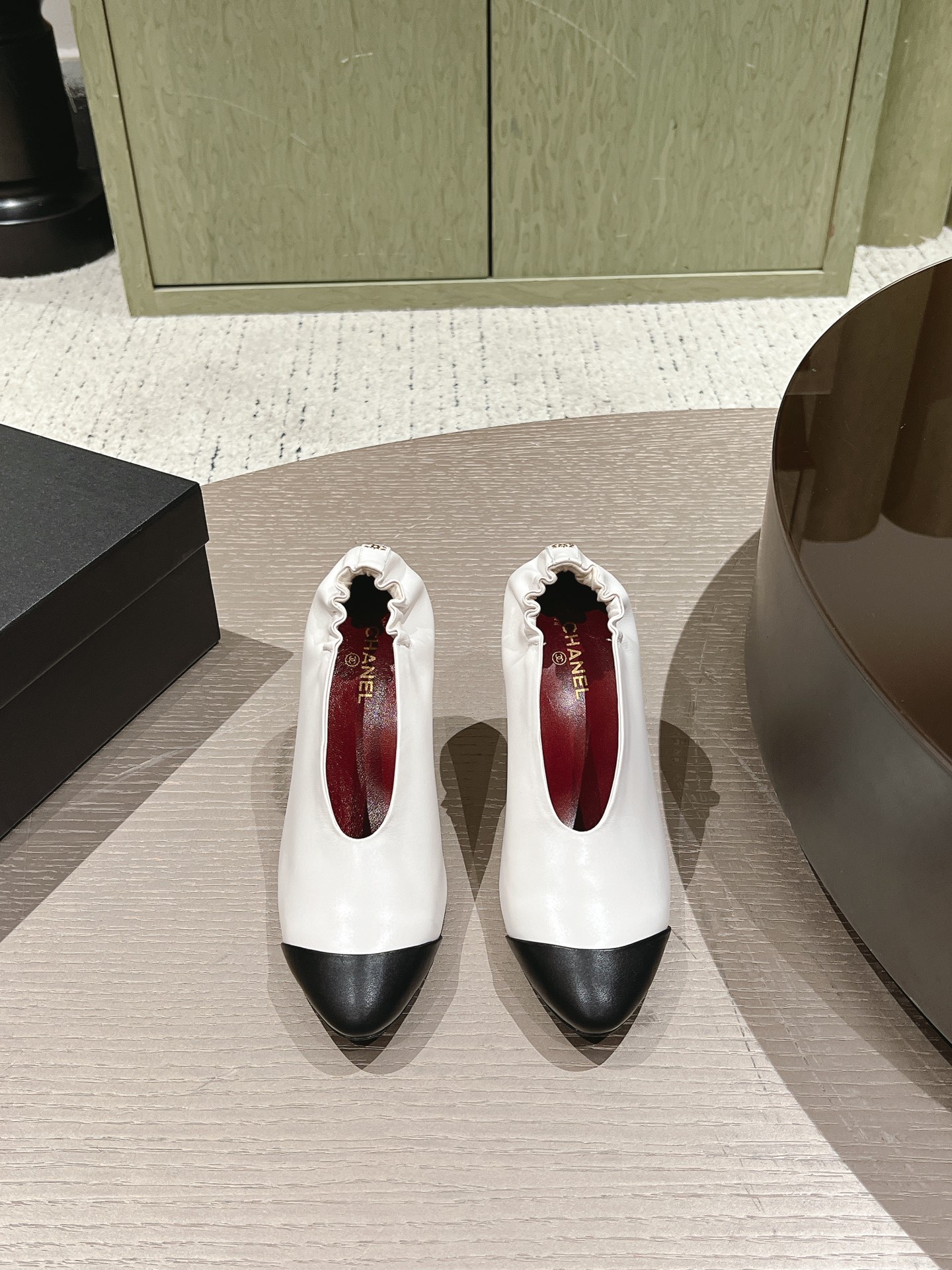 NO:784692,High quality top quality Chanel Xiaoxiang 26 spring and summer show style high-heeled color-blocked elasticated shoes!  A simple classic retro round toe with high heels outlines neat lines, contrasting color splicing blends multiple senses, and smooth leather and metal textures collide to create high-level tension. The relaxed back strap design takes into account both comfort and sophistication, making it easy to adapt to commuting and going out on the street. It is a smart expression of fragrant fashion!  The upper is made of imported mixed sheepskin, the lining is tiptoe sheepskin, and the outsole is imported Italian leather. Heel height: 8.5cm. Size: 35-39 (40, 41, 42 are non-refundable). Comes with original packaging, high heels, single shoes, chanel, high heels, sheepskin, Leather soles.19860909高品质 顶级品质 Chanel 小香26春夏秀款高跟拼色后松紧单鞋！ 简易经典复古圆头配高跟勾勒利落线条,撞色拼接融合多感,光面皮革与金属肌理碰撞出高级张力.松弛后绊带设计兼顾舒适与精致,通勤、出街轻松适配,是香式时尚的灵动表达！ 鞋面采用进口混种羊皮 内里踮脚羊皮 意大利进口真皮大底 跟高:8.5cm 码数:35-39（40 41 42定不退换） 配原版包装,高跟鞋单鞋,chanel,high heels,sheepskin,Leather soles,Women's Shoes