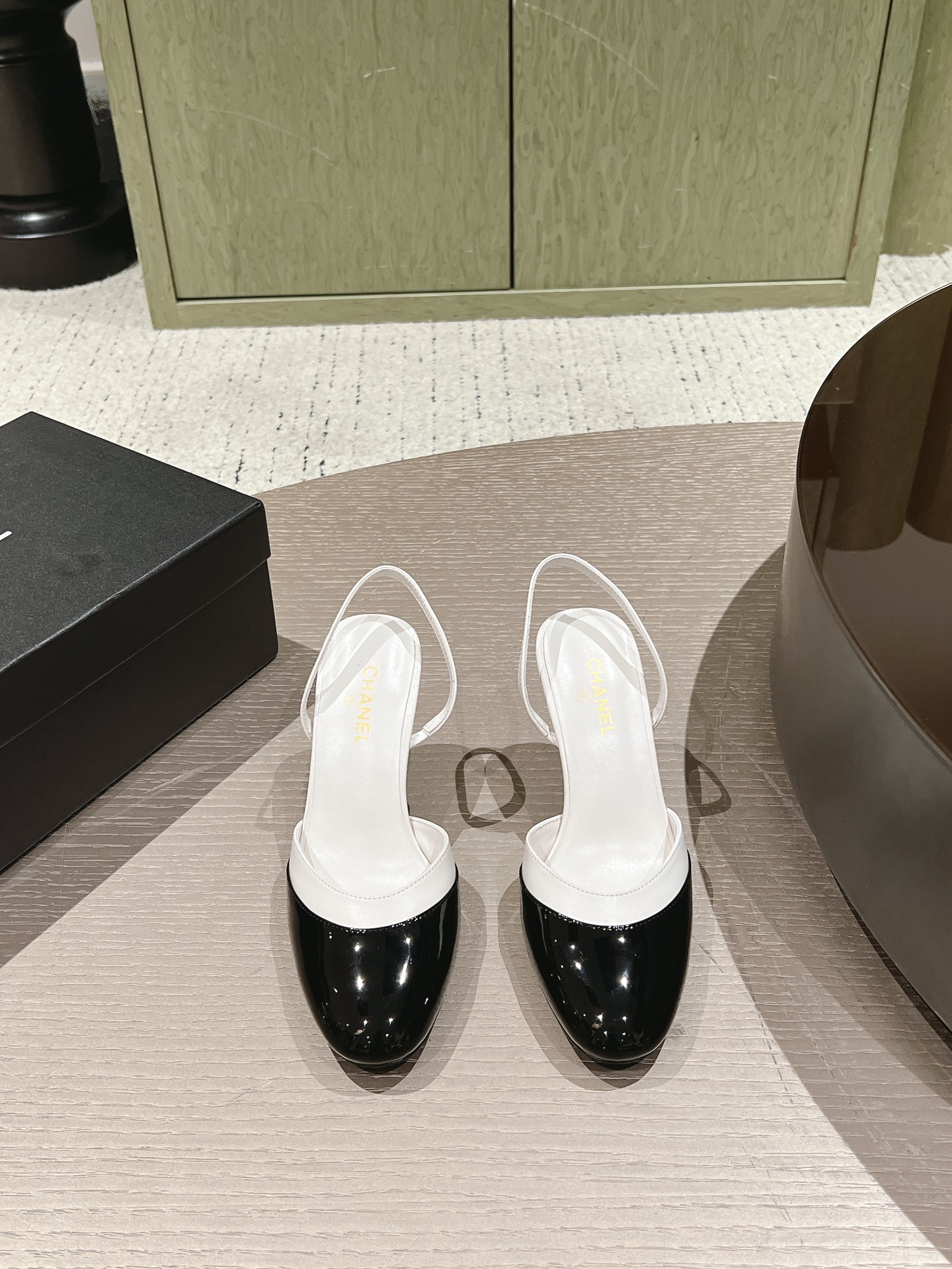 NO:784688,High quality, top quality Chanel, Xiaoxiang, spring and summer new style, round toe, color matching, empty back, high heel sandals, simple classic retro round toe with high heels to outline neat lines, contrasting color splicing and multiple senses, you can wear it freely according to the weather changes!  Put on socks and instantly turn them into cute Mary Jane shoes. Taking into account both comfort and sophistication, they can be easily adapted to commuting and going out on the street. They are a smart expression of fragrant fashion!  The upper is made of imported cow patent leather/mixed sheepskin, the lining is tiptoe sheepskin, the Italian imported genuine leather outsole, size: 35-39 (40 non-refundable), comes with original packaging, high heels and sandals, chanel, chanel, hermes, sandals, mary jane, high heels, sheepskin, Leather soles, socks.19860909高品质 顶级品质 Chanel 香奈儿 小香 春夏新款 圆头 拼色 后空 高跟 凉鞋 简易经典复古圆头配高跟勾勒利落线条,撞色拼接融合多感,根据天气变化自由穿搭！套上袜子秒变可爱玛丽珍单鞋.兼顾舒适与精致,通勤、出街轻松适配,是香式时尚的灵动表达！ 鞋面采用进口牛漆皮/混种羊皮 内里踮脚羊皮 意大利进口真皮大底 码数:35-39（40定不退换） 配原版包装,高跟鞋凉鞋,chanel,chanel,hermes,sandals,mary jane,high heels,sheepskin,Leather soles,socks,Women's Shoes