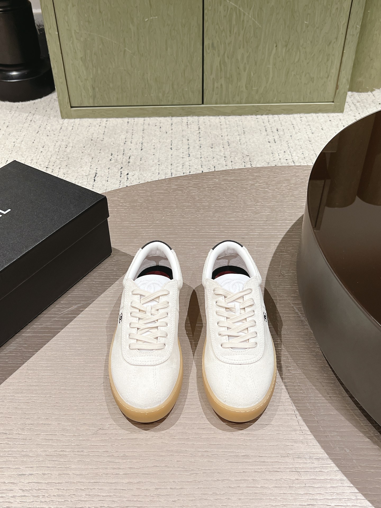 NO:784684,High version of Chanel Chanel's new sports and casual shoes for early spring Forrest shoes Dexun shoes Xiaoxiang C's counter is another super hot style, loved by Internet celebrity bloggers and ladies, and praised by various social platforms, extremely popular. This classic design; the upper is made of various electric embroidery techniques; the outsole is fashionable and sporty; the unusual inclusion of a variety of color elements... The diversified mix and match is very beautiful and versatile, and can be used for leisure, fashion, sports, and outdoor...  Upper; imported cowhide leather lining; water-dyed sheepskin outsole; TPU outsole, size 35-39 (customized for 40), casual shoes/sports shoes, chanel, chanel, chanel, sneakers, sheepskin19860909高版本 Chanel 香奈儿 早春新款运动休闲鞋 阿甘鞋 德讯鞋 小香 C家 专柜又一超级大爆款,网红博主小姐姐们的挚爱,社交平台的各种夸赞,人气超高 这款经典设计；鞋面多种工艺电绣的风格；大底却时尚运动；不平凡的拥入了多种配色元素…… 多元化混搭非常好看百搭,休闲,时尚,运动,户外都能兼顾…… 鞋面；进口牛绒皮 内里；水染羊皮 大底；TPU大底 码数35-39（40定做）,休闲鞋/运动鞋,chanel,chanel,chanel,sneakers,sheepskin,Women's Shoes