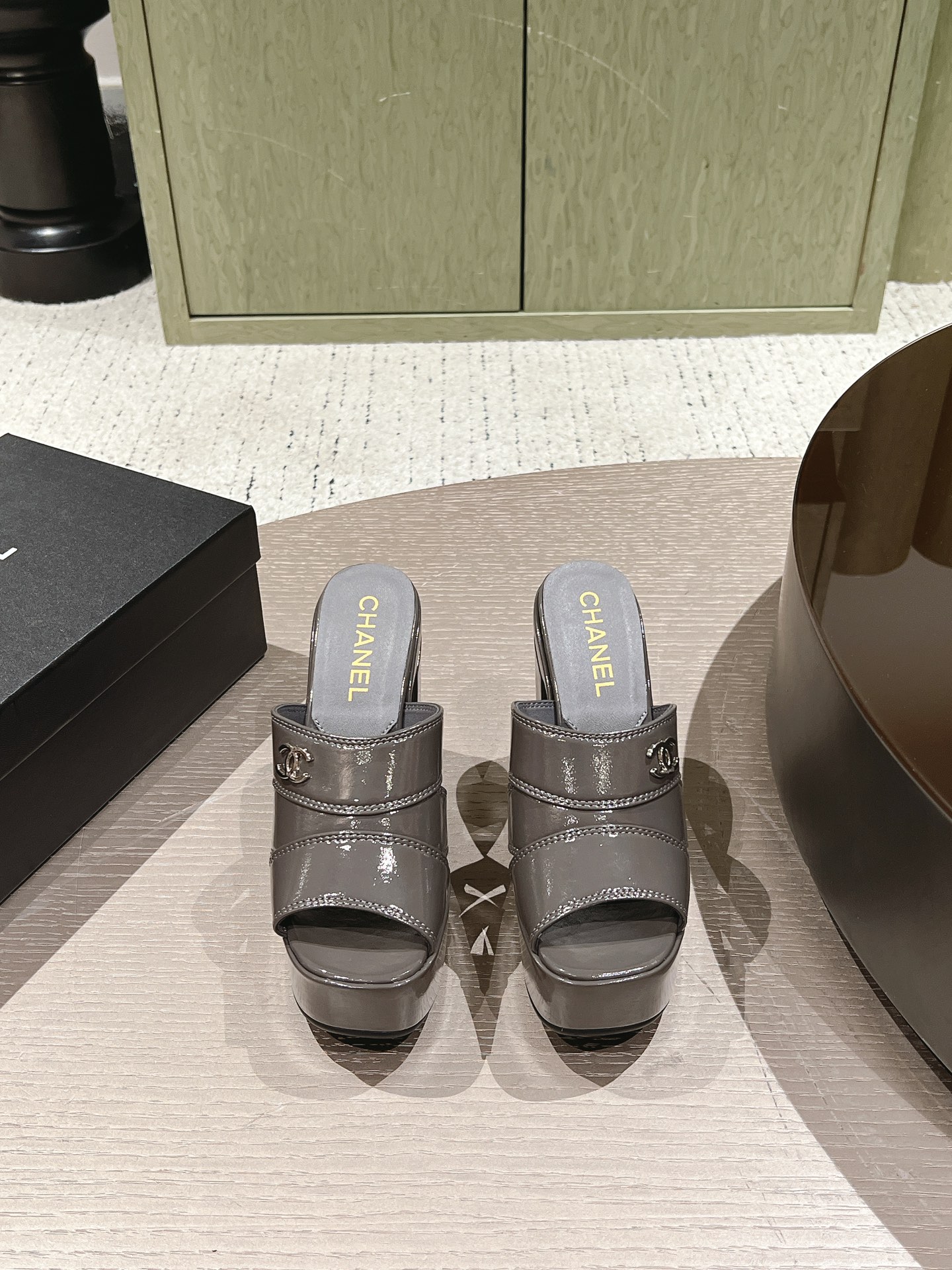 NO:784677,High version of Chanel Chanel new spring and summer products classic catwalk style Xiaoxiang double C waterproof platform high-heeled slippers new series A must-have in the BS fashion circle The combination will interpret the meticulous, minimalist and classic elements that will never fade away, showing a unique dressing style that is too beautiful to say a must-have in summer Highly customized upper with original customized leather lining Imported silk sheepskin lining Original molded custom anti-slip outsole Heel height 12cm / waterproof platform 5cm Shoe size:  35-39 (40.41 customized items are non-refundable), high heels and slippers, chanel, chanel, high heels, slippers, sheepskin19860909高版本 Chanel 香奈儿 春夏新品 经典走秀款 小香双C防水台高跟拖鞋 系列上新 BS时尚圈的绝绝子 搭配将演绎着细致 极简 永不褪去的经典元素 展现与众不同的穿搭风格美到无话可说 夏季必入款 鞋面高定制原版定制皮面 内里进口丝绸羊皮里 大底原版开模定制防滑大底 跟高12cm/防水台5cm 鞋码: 35-39（40.41定制不退换）,高跟鞋拖鞋,chanel,chanel,high heels,slippers,sheepskin,Women's Shoes