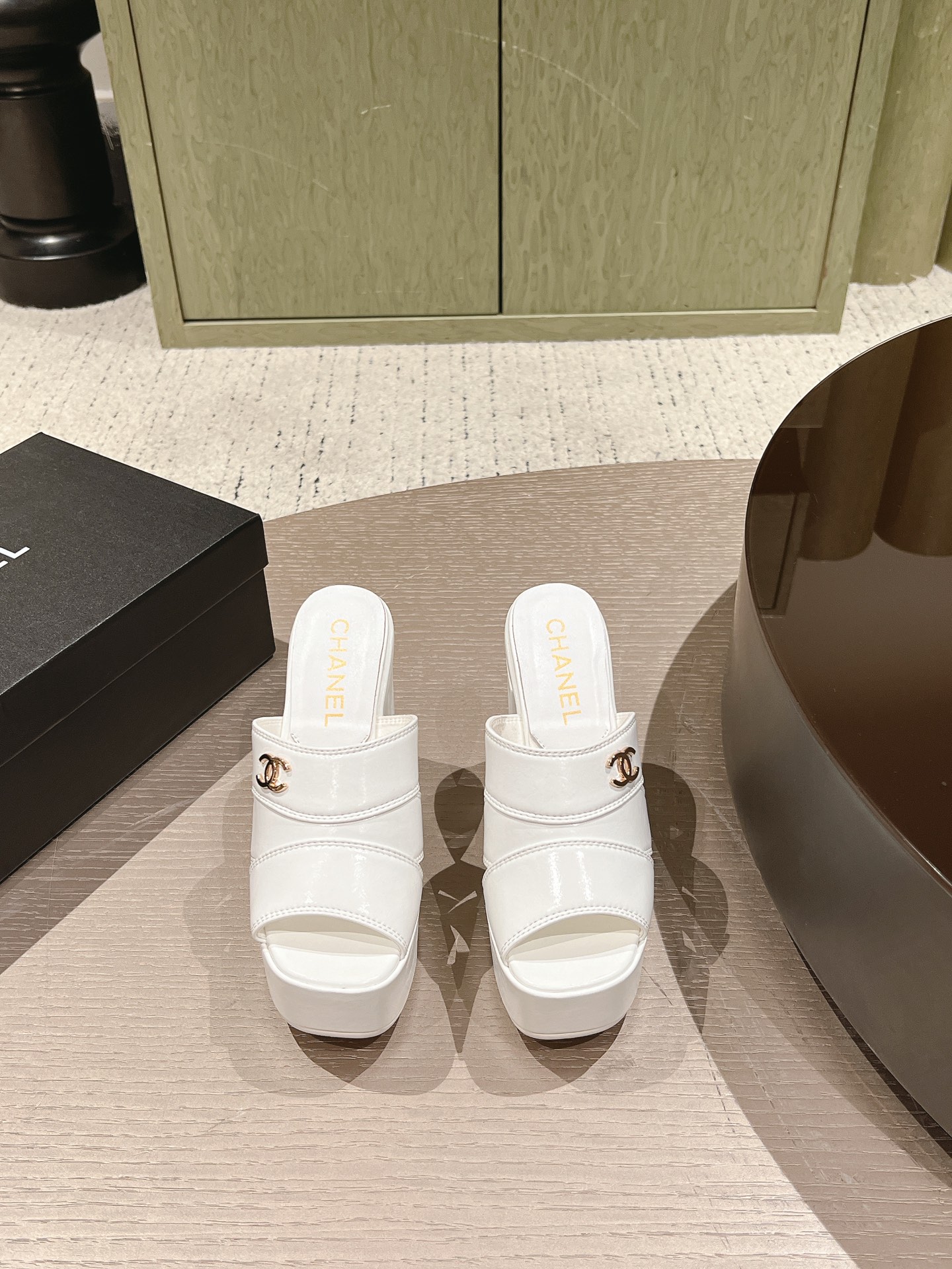 NO:784681,High version of Chanel Chanel new spring and summer products classic catwalk style Xiaoxiang double C waterproof platform high-heeled slippers new series A must-have in the BS fashion circle The combination will interpret the meticulous, minimalist and classic elements that will never fade away, showing a unique dressing style that is too beautiful to say a must-have in summer Highly customized upper with original customized leather lining Imported silk sheepskin lining Original molded custom anti-slip outsole Heel height 12cm / waterproof platform 5cm Shoe size:  35-39 (40.41 customized items are non-refundable), high heels and slippers, chanel, chanel, high heels, slippers, sheepskin19860909高版本 Chanel 香奈儿 春夏新品 经典走秀款 小香双C防水台高跟拖鞋 系列上新 BS时尚圈的绝绝子 搭配将演绎着细致 极简 永不褪去的经典元素 展现与众不同的穿搭风格美到无话可说 夏季必入款 鞋面高定制原版定制皮面 内里进口丝绸羊皮里 大底原版开模定制防滑大底 跟高12cm/防水台5cm 鞋码: 35-39（40.41定制不退换）,高跟鞋拖鞋,chanel,chanel,high heels,slippers,sheepskin,Women's Shoes