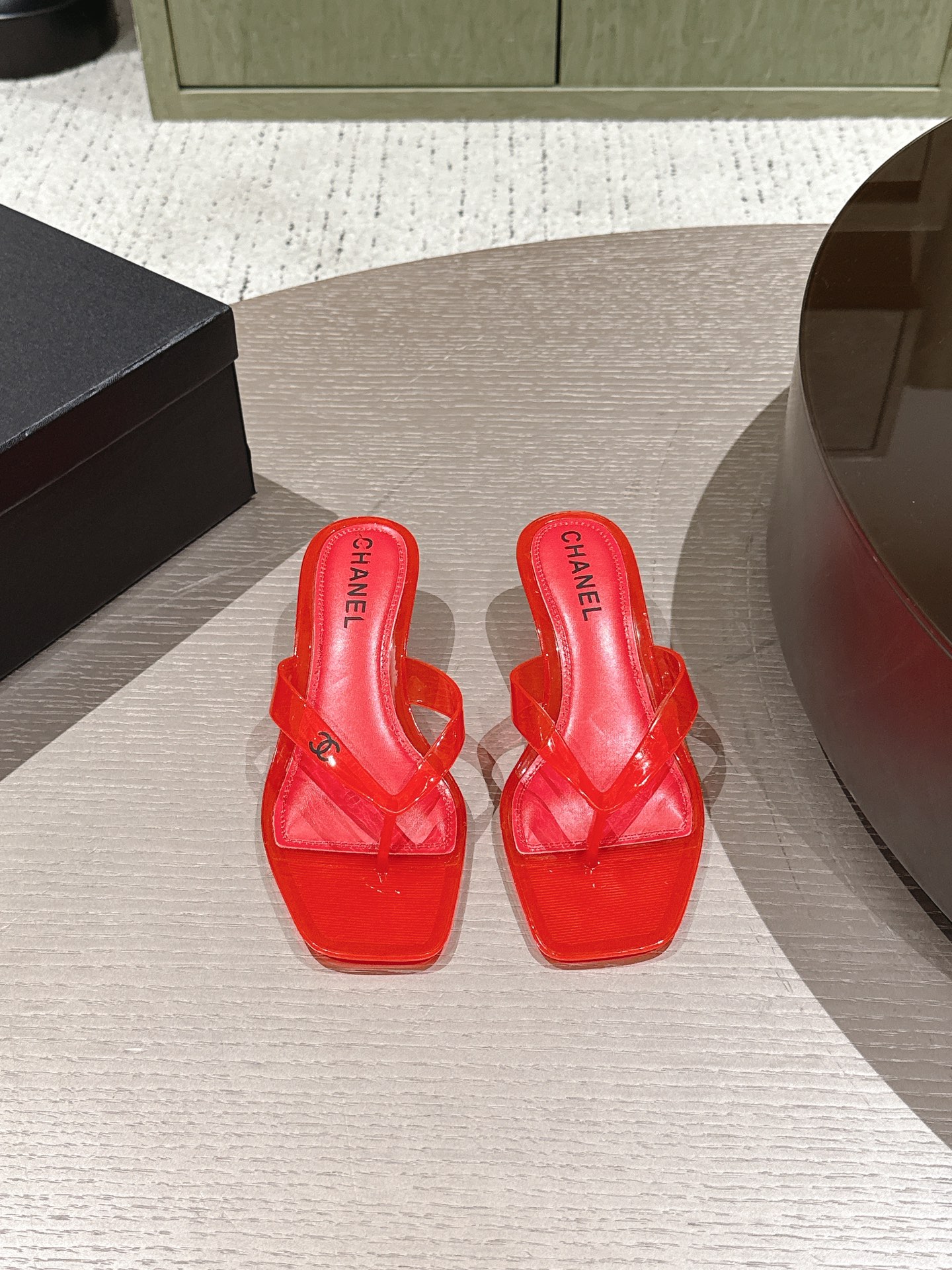 NO:785296,Chanel Chanel Xiaoxiang 26ss crystal/jelly sandals, exclusive first release, original mold making, many Internet celebrities wear them, comfortable and versatile in summer!  Undoubtedly a hit!  There is no smell of rubber, but they smell like milk. Who doesn’t have a pair of crystal shoes? I can’t remember my childhood. In the summer, I look forward to having a pair of sparkling “crystals” that are crystal clear, as if they are real crystals, and there are some colorful “diamonds” to decorate the shoes. Children have no concept of crystal diamonds, they only really like some shiny ones~ It’s not the favorites planted in childhood, it’s the ones you prefer that have been around for a long time, and you meet them repeatedly at different ages. The original molded rubber surface of the shoe upper  Outsole original injection molded outsole Size36-40 (40 customization is not returnable), slippers, chanel, chanel, sandals, slippers19860909Chanel 香奈儿 小香 26ss水晶/果冻凉鞋 独家首发 原版开模 制造 超多网红上脚 夏日舒适百搭！ 爆款无疑！没有一丝橡胶味儿,奶香奶香的 谁还没有双水晶鞋呢 记不清年纪的小朋友时期 夏天很期待有一双“水晶”闪闪亮亮、晶莹剔透,好像是真的水晶,鞋子上还有些彩色“钻石”来装点 小孩子哪对水晶钻石有概念,只确实喜欢些闪闪亮亮的～不是童年种下的喜爱是你偏爱的那些早就在了,于不同的年纪重复遇见.  鞋面原版开模橡胶面 大底原版注塑大底 Size36-40(40定制不退换）,拖鞋,chanel,chanel,sandals,slippers,Women's Shoes