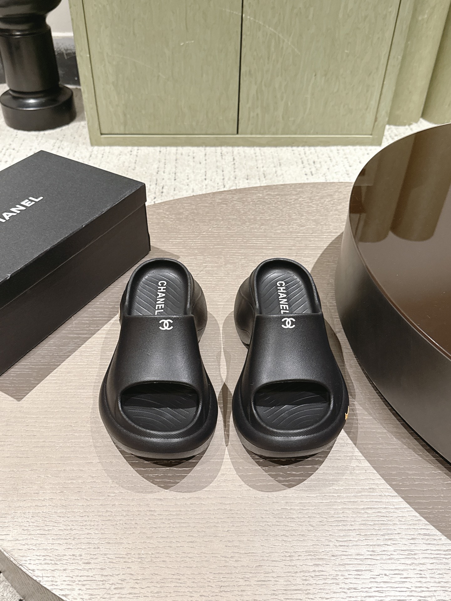 NO:785293,Chanel Chanel Xiaoxiang 26ss new hot style thick-soled slippers. The more you look at them, the more you like them!  The good news for short babies can directly lengthen their body proportions!  !  The shoe body is soft and comfortable, the sole is wear-resistant and non-slip - and each color is very versatile. It is really suitable for this spring and summer. The original EVA upper is one-piece, the original rubber outsole, the heel height is 9cm, Size#35-40 (custom-made for 40), slippers, chanel, chanel, slippers19860909Chanel 香奈儿 小香 26ss 新款 爆款 一字厚底拖鞋 爆真的是很耐看越看越喜欢！矮个子宝宝的福音直接拉长身材比例！！ 鞋身柔软舒适,鞋底耐磨防滑-而且每个颜色都非常百搭.真的太适合这个春夏  鞋面原版EVA一体成型 原版橡胶大底 跟高9cm Size#35-40（40定做）,拖鞋,chanel,chanel,slippers,Women's Shoes