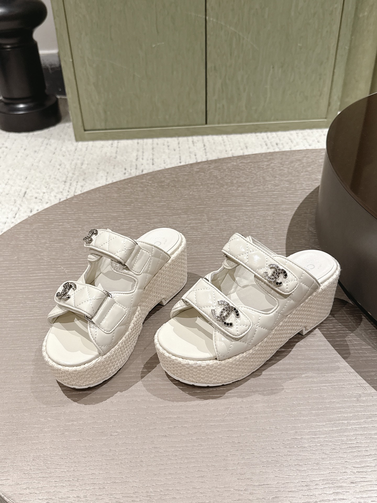 Белые сандалии на платформе с декоративными пряжками Chanel