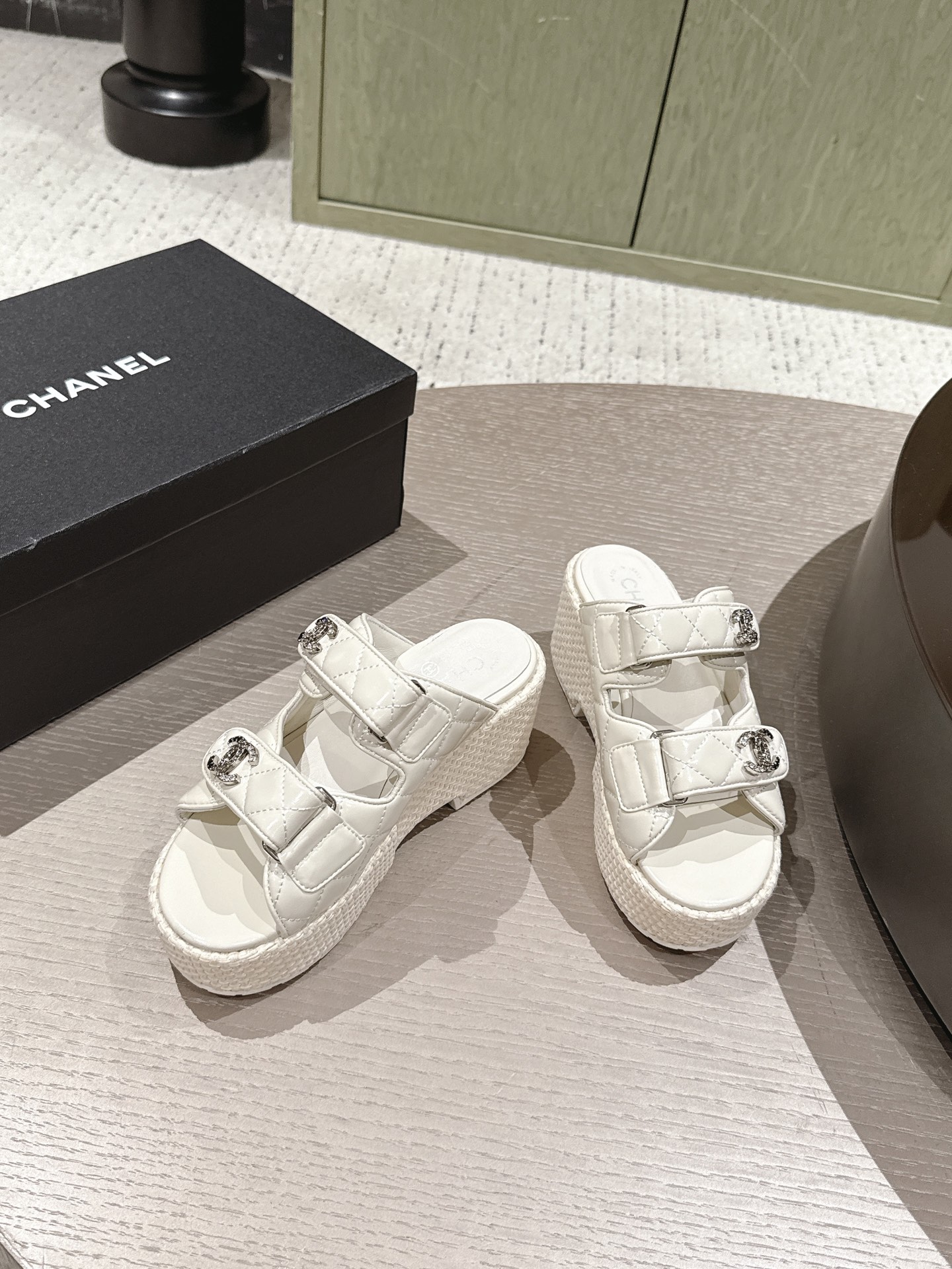 Белые сандалии на платформе с декоративными пряжками Chanel