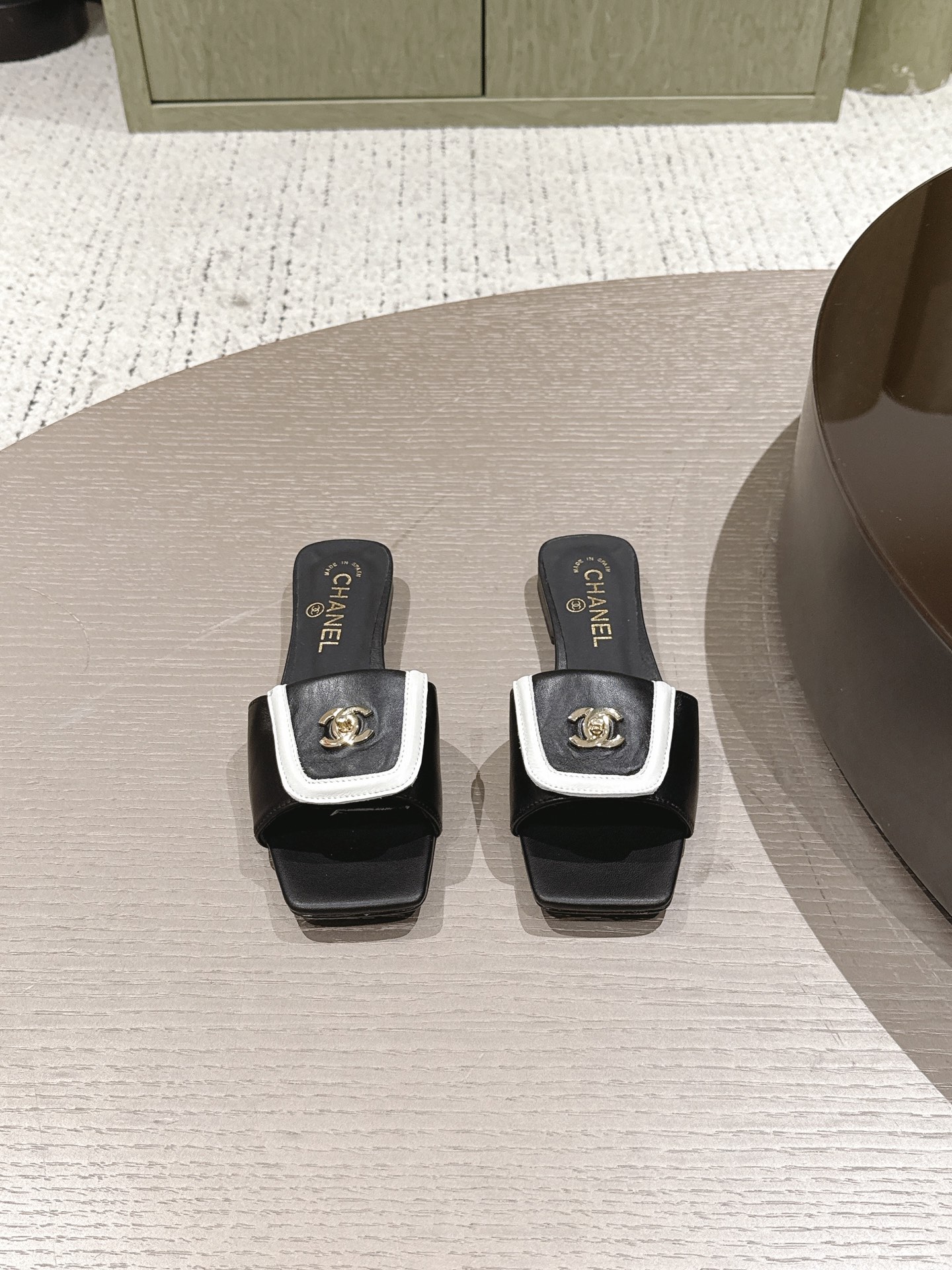 NO:816694,High version of Chanel Chanel Xiaoxiang spring and summer new classic buckle flip school bag buckle slippers square toe flat sandals. The golden twist buckle on the shoe body is the soul of the entire pair of shoes!  It is not only the most recognizable brand symbol, but also instantly enhances the sense of elegance of the shoes. It is low-key and full of luxury brand tones. The details are directly ecstatic, and the high-end texture is instantly recognizable. Whether it is daily commuting, going out on a date, or traveling and taking photos, these shoes can be held perfectly, and the atmosphere feels like walking on the feet, and it will look like a blockbuster in any photo. A versatile sandal that is not tired of wearing, a super classic style, with a refined and stable temperament in leisure, a perfect treasure for this spring and summer!  Sheepskin/sheepskin upper, sheepskin lining, Italian genuine leather outsole, size 35-39 (40.41 42, custom made, non-returnable), slippers, chanel, chanel, slippers, sheepskin, sheep, Leather soles19860909高版本 Chanel 香奈儿 小香春夏新款经典扣翻盖书包扣一字拖鞋方头平底凉拖鞋 鞋身的金色旋扣是整双鞋的灵魂！既是最具辨识度的品牌符号,又瞬间提升鞋履的贵气感,低调中尽显奢牌调性,细节控直接狂喜,一眼就是的高级质感. 不管是日常通勤、约会出街,还是旅行拍照,这双鞋都能完美hold住,上脚就是行走的氛围感,随便拍都是大片既视感. 穿不腻的百搭凉拖 超经典的一款 休闲中带着精致 气质拿捏稳妥 今年春夏绝美加分宝藏！ 鞋面羊皮/羊猄皮 内里垫脚羊皮 鞋底意大利真皮大底 码数35-39（40.41 42定做不退换）,拖鞋,chanel,chanel,slippers,sheepskin,sheep,Leather soles,Women's Shoes