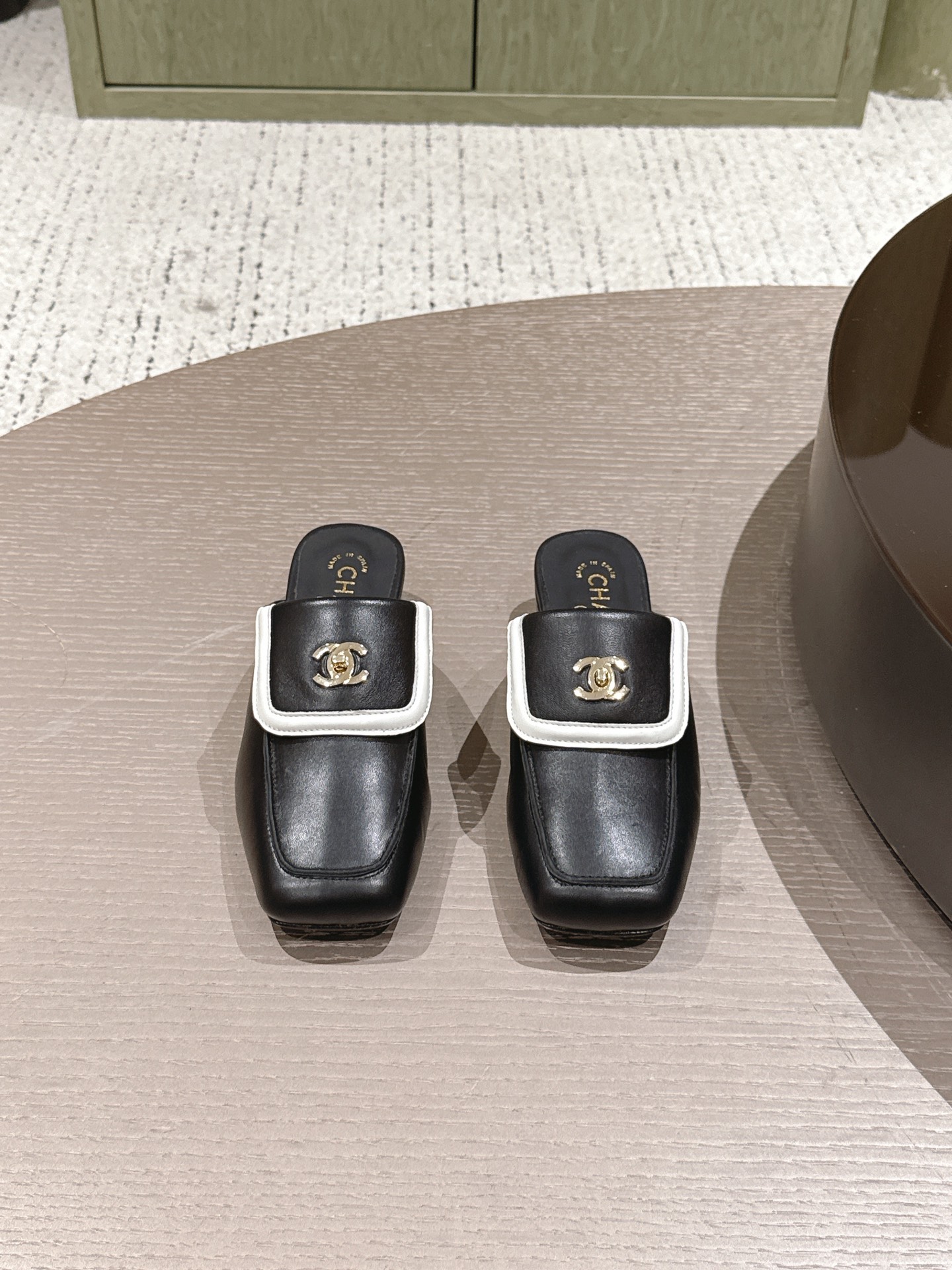 NO:816691,Chanel Chanel Xiaoxiang new flip school bag buckle square toe Lok Fu half dragg purchasing grade 111111111  The iconic golden turnbuckle is the soul of the entire pair of shoes, which directly enhances the brand recognition and displays a high-end feel in a low-key manner. The neat square-toe shoe shape perfectly modifies the foot shape, makes the feet slimmer and delicate, and is very friendly to sisters with wide feet and fleshy feet. The heelless design makes it easy to put on and take off, making it lazy and casual, and there is no pressure for daily commuting or running out on the street.  As a classic and evergreen model, this pair of sandals is the daily favorite of countless celebrities and bloggers. It never goes out of style and is a must-have item in the shoe cabinet. Upper sheepskin/sheepskin lining Sheepskin lining Genuine leather outsole Size 35-42 (40 41 42 customized, non-refundable) Heel height 3.5cm, half drag, chanel, chanel, loafers, sheepskin, sheep, Leather soles19860909Chanel 香奈儿 小香新款翻盖书包扣方头乐福半拖 代购级 一一一一一一一一一 标志性金色旋扣是整双鞋的灵魂,把的品牌辨识度直接拉满,低调中尽显高级感.利落方头鞋型,完美修饰脚型,显脚瘦、显脚背精致,对宽脚、肉脚姐妹超友好；无后跟设计,穿脱方便,慵懒随性,日常通勤、出街暴走都毫无压力. 作为的经典常青款,这双凉拖是无数明星、博主的日常穿搭宠儿,永不过时,鞋柜刚需款. 鞋面羊皮/羊猄皮 内里羊皮 大底真皮大底 size35-42码（40 41 42定制不退换） 跟高3.5cm,半拖,chanel,chanel,loafers,sheepskin,sheep,Leather soles,Women's Shoes