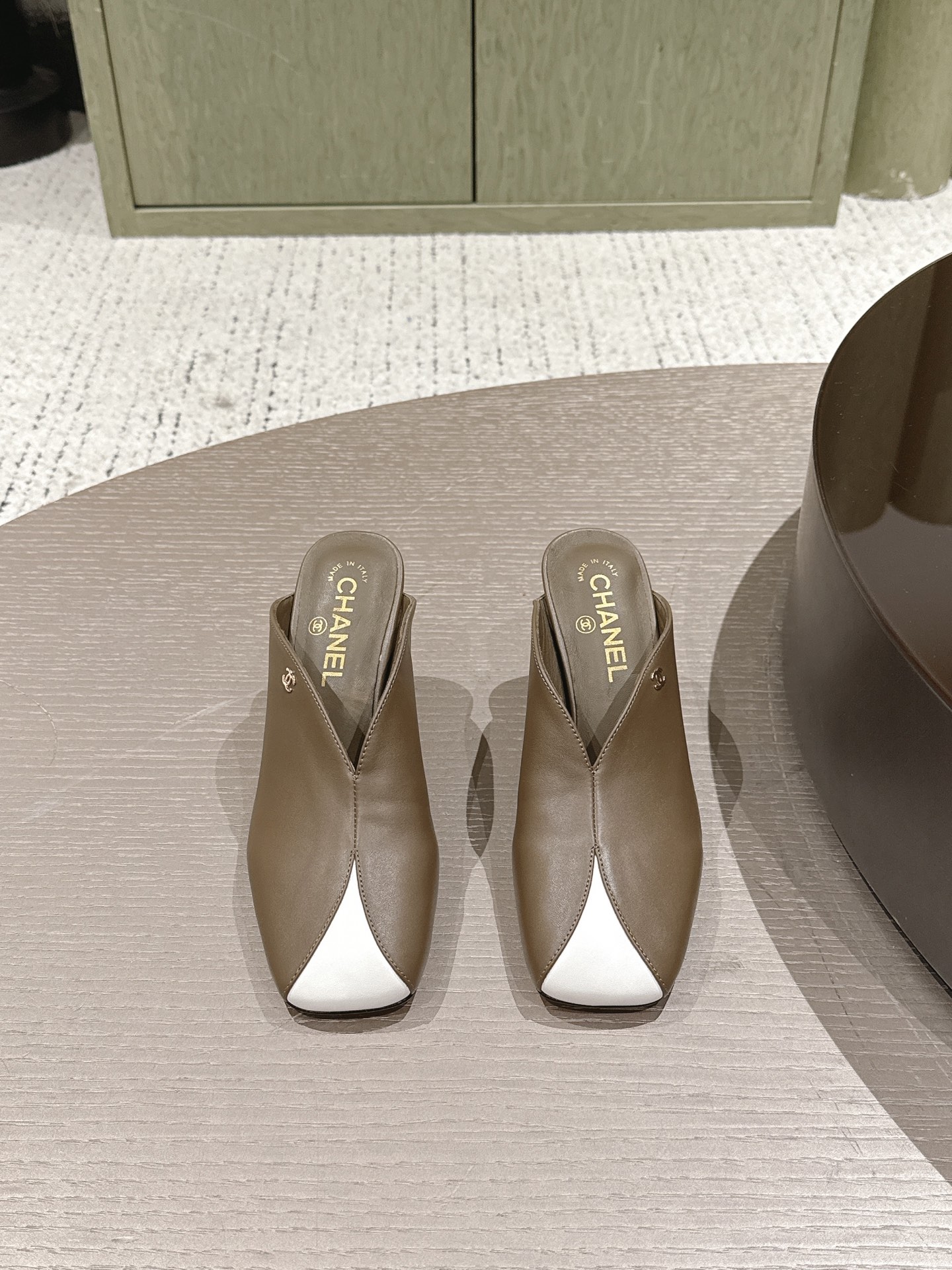 NO:816685,The high version of Chanel Xiaoxiang spring and summer new catwalk style classic buckle high heels, double color matching square flat toe high heels and half slippers adopt a classic and elegant design style, while incorporating fashion, both retro and modern, suitable for various occasions. The classic double color matching of the shoe body, this color is not only luxurious and eye-catching, but also visually brightens the skin tone, adding a noble temperament to the wearer.  High-heeled style, not tiring the feet, while providing a certain height, ensuring the stability and comfort of wearing, suitable for long-term wear. Upper sheepskin/cow patent leather, lining sheepskin, sole Italian genuine leather outsole, size 35-39 (40.41 customized, non-returnable), half-slip high heels, chanel, chanel, high heels, slippers, sheepskin, Leather soles19860909高版本 Chanel 香奈儿 小香春夏新款 走秀款经典扣高跟鞋双拼色方平头高跟半拖鞋 采用了经典且优雅的设计风格,同时融入时尚,兼具复古与现代感,适合多种场合穿着. 鞋身经典的双拼色,这种色调不仅奢华亮眼,还能在视觉上提亮肤色,为穿着者增添高贵气质. 高跟款式,不累脚,在提供一定高度的同时,保证了穿着的稳定性和舒适度,适合长时间穿着. 鞋面羊皮/牛漆皮 内里垫脚羊皮 鞋底意大利真皮大底 码数35-39（40.41定做不退换）,半拖高跟鞋,chanel,chanel,high heels,slippers,sheepskin,Leather soles,Women's Shoes