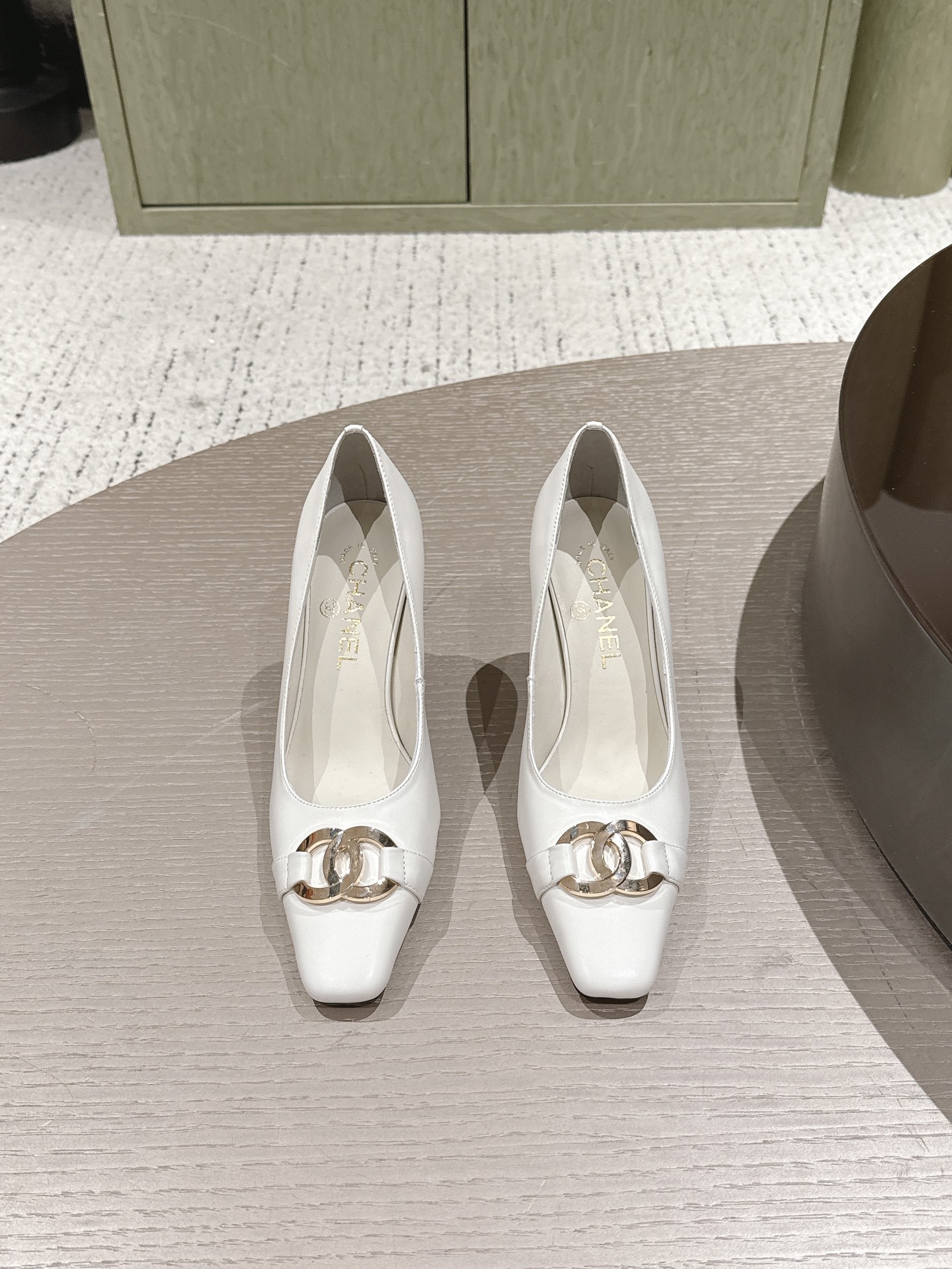 NO:869240,High version Chanel Chanel new style color block square toe thick heel sandals single shoes high heels fabric: lambskin lining lambskin heel height 8.5cm sole imported genuine leather outsole Size: women's 35-42 (40 41 42 customized non-returnable), high heels sandals, chanel, chanel, sandals, high heels, sheepskin, Leather soles19860909高版本 Chanel 香奈儿 新款 拼色 方头 粗跟凉鞋 单鞋 高跟鞋 面料: 小羊皮 内里小羊皮 跟高8.5cm 鞋底进口真皮大底 Size : 女款35-42（40 41 42定做不退换）,高跟鞋凉鞋,chanel,chanel,sandals,high heels,sheepskin,Leather soles,Women's Shoes