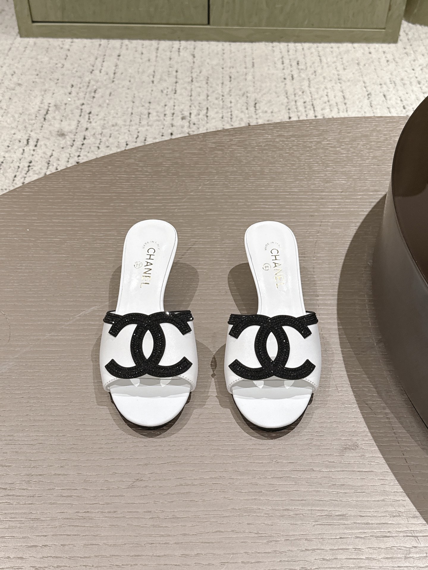 NO:869757,High version Chanel Chanel new hot diamond double C hollow slippers fabric: lambskin lambskin lining heel high flat bottom/5cm sole imported leather outsole Size: women's 35-41 (40 41 customized non-returnable), slippers, chanel, chanel, slippers, sheepskin, Leather soles19860909高版本 Chanel 香奈儿 新款 烫钻 双C 缕空 拖鞋 面料: 小羊皮 内里小羊皮 跟高平底/5cm 鞋底进口真皮大底 Size : 女款35-41（40 41定做不退换）,拖鞋,chanel,chanel,slippers,sheepskin,Leather soles,Women's Shoes