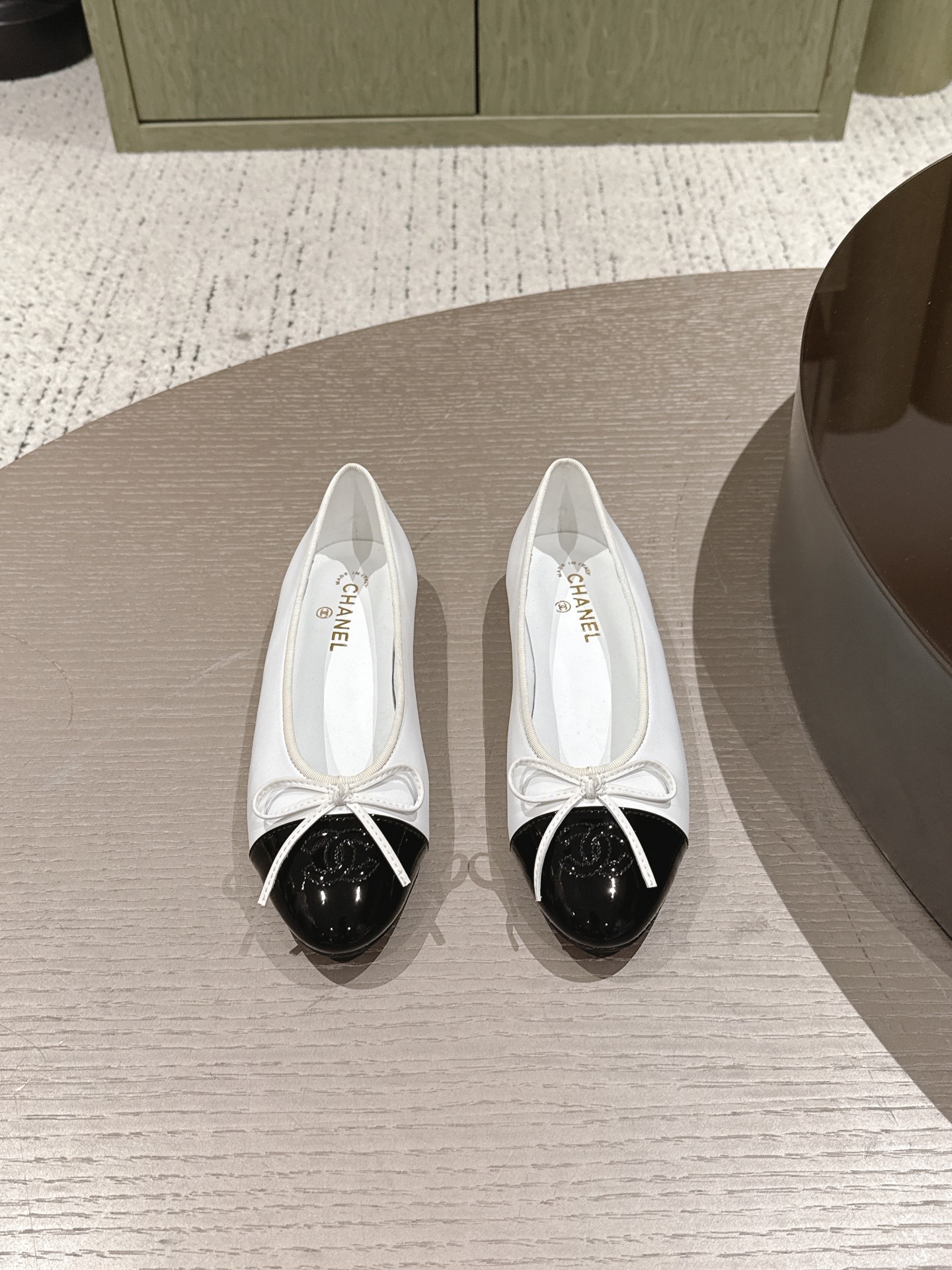 NO:883085,High version Chanel Chanel classic new color bow ballet shoes flat shoes fabric: lambskin-sheep-cotton lining lambskin sole imported genuine leather outsole Size: women's 35-41 (40 41 customized non-returnable), single shoes, chanel, chanel, sheepskin, sheep, Leather soles19860909高版本 Chanel 香奈儿 经典款 新色 蝴蝶结芭蕾舞鞋 平底单鞋 面料: 小羊皮-羊猄-棉布 内里小羊皮 鞋底进口真皮大底 Size : 女款35-41（40 41定做不退换）,单鞋,chanel,chanel,sheepskin,sheep,Leather soles,Women's Shoes