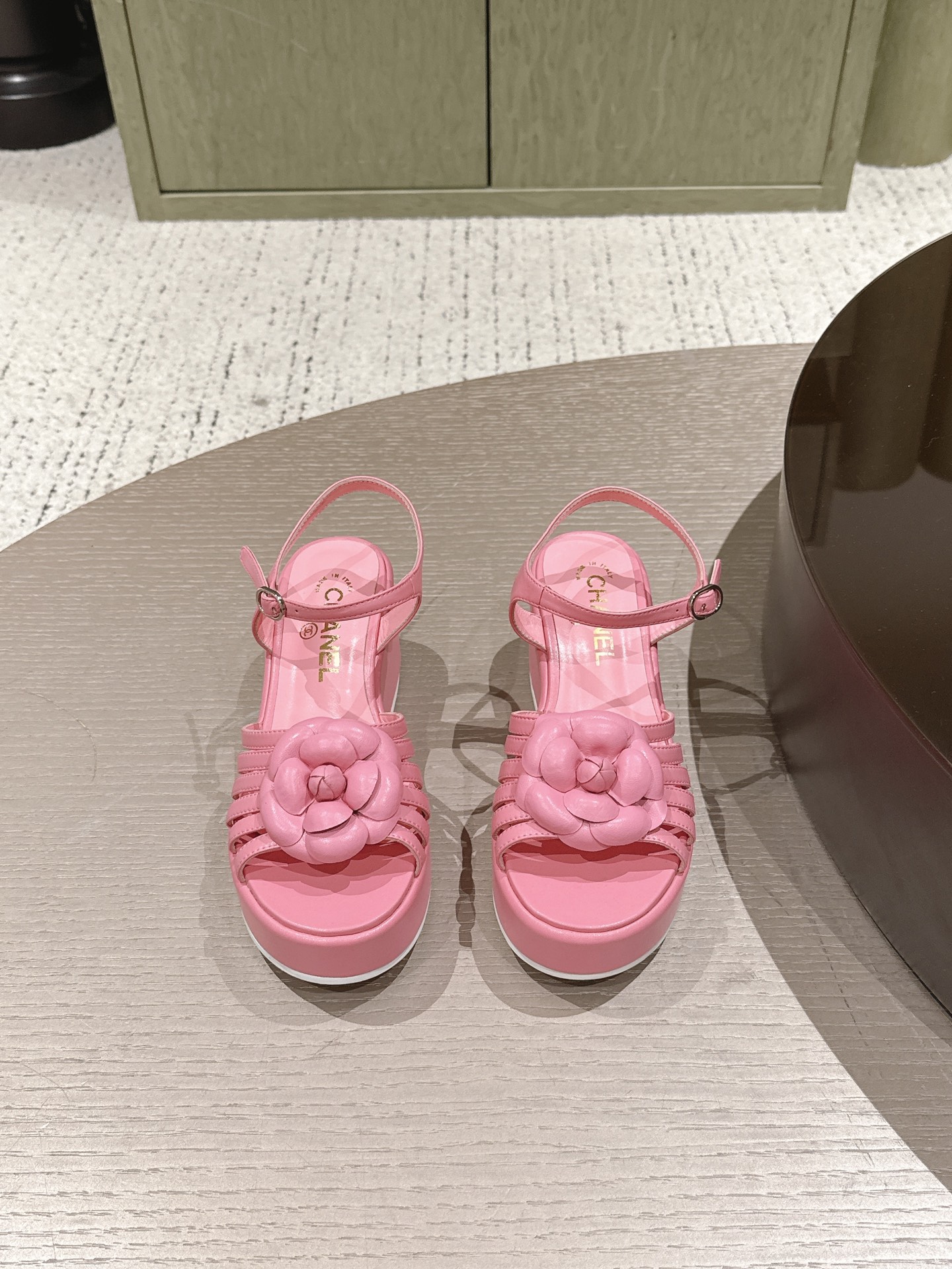 NO:883078,High version Chanel Chanel new camellia wedge heel thick sole sandals fabric: lambskin lining lambskin sole original foam rubber outsole Size: women's 35-41 (40 41 customized non-refundable), sandals, chanel, chanel, sandals, sheepskin19860909高版本 Chanel 香奈儿 新款 山茶花 坡跟 厚底 凉鞋 面料: 小羊皮 内里小羊皮 鞋底原版发泡橡胶大底 Size : 女款35-41（40 41定做不退换）,凉鞋,chanel,chanel,sandals,sheepskin,Women's Shoes
