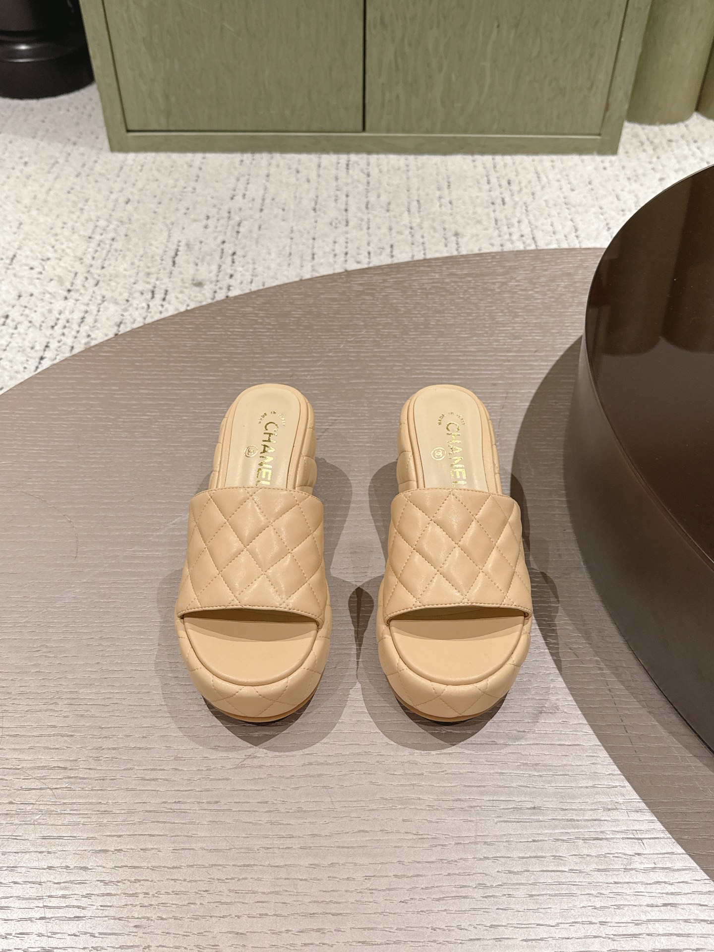 NO:883070,High version Chanel Chanel new double C wedge heel thick sole slippers fabric: lambskin lining lambskin sole original foam rubber outsole Size: women's 35-41 (40 41 customized non-returnable), slippers, chanel, chanel, slippers, sheepskin19860909高版本 Chanel 香奈儿 新款双C 坡跟 厚底 拖鞋 面料: 小羊皮 内里小羊皮 鞋底原版发泡橡胶大底 Size : 女款35-41（40 41定做不退换）,拖鞋,chanel,chanel,slippers,sheepskin,Women's Shoes