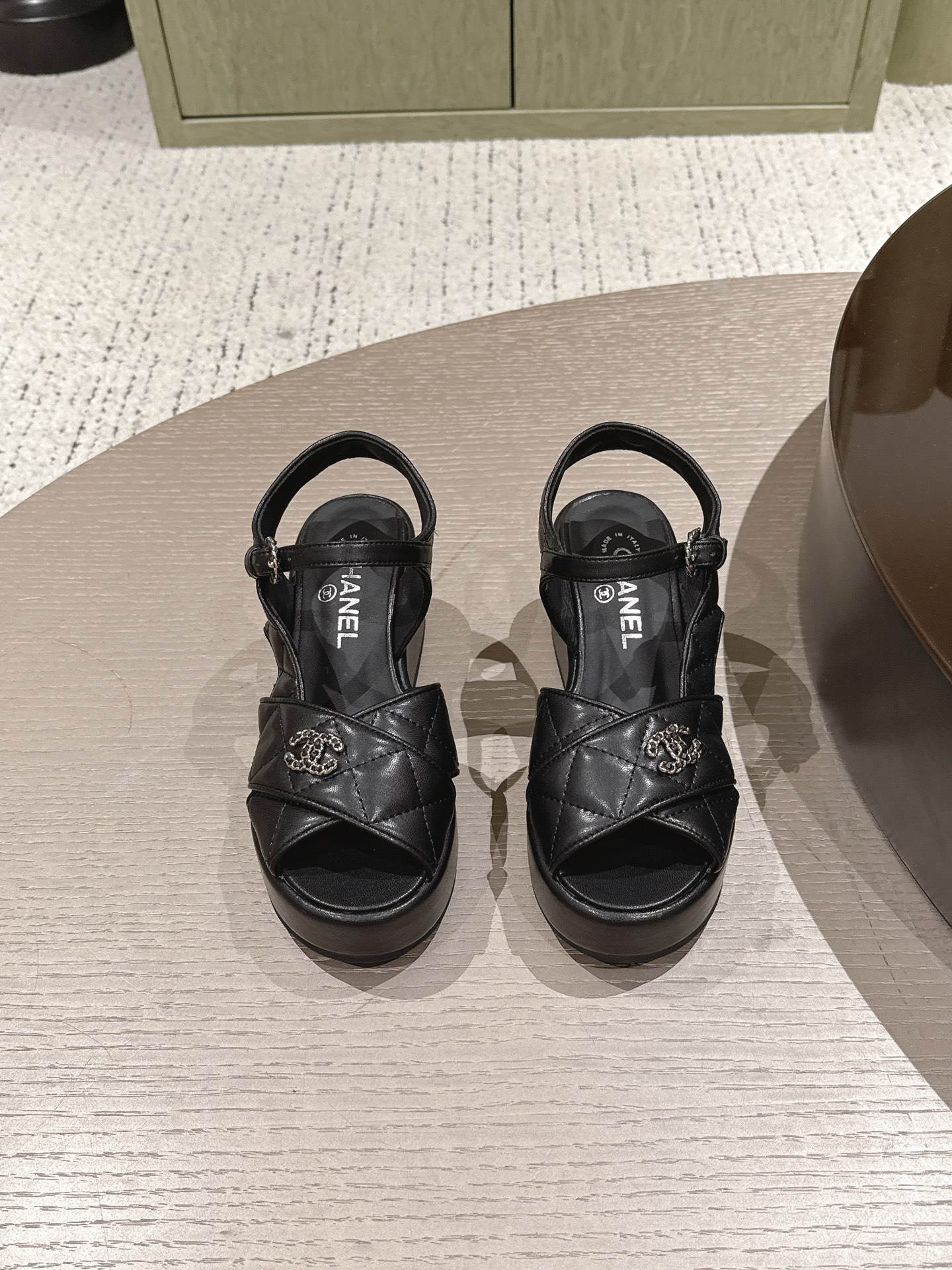 NO:883061,High version Chanel Chanel new wedge heel thick sole sandals fabric: lambskin lining lambskin sole original foam rubber outsole Size: women's 35-41 (40 41 customized non-returnable), sandals, chanel, chanel, sandals, sheepskin19860909高版本 Chanel 香奈儿 新款 坡跟 厚底 凉鞋 面料: 小羊皮 内里小羊皮 鞋底原版发泡橡胶大底 Size : 女款35-41（40 41定做不退换）,凉鞋,chanel,chanel,sandals,sheepskin,Women's Shoes
