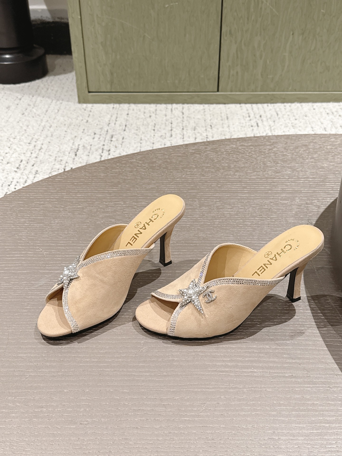 NO:883043,Chanel Chanel new high heels slippers Fabric: Sheep/hot diamond lining lambskin sole imported genuine leather outsole Size: women's 35-39 (40 41 customized non-refundable), high heels slippers, chanel, chanel, high heels, slippers, sheepskin, sheep, Leather soles19860909Chanel 香奈儿 新款 高跟鞋 拖鞋 面料: 羊猄/烫钻 内里小羊皮 鞋底进口真皮大底 Size : 女款35-39（40 41定做不退换）,高跟鞋拖鞋,chanel,chanel,high heels,slippers,sheepskin,sheep,Leather soles,Women's Shoes
