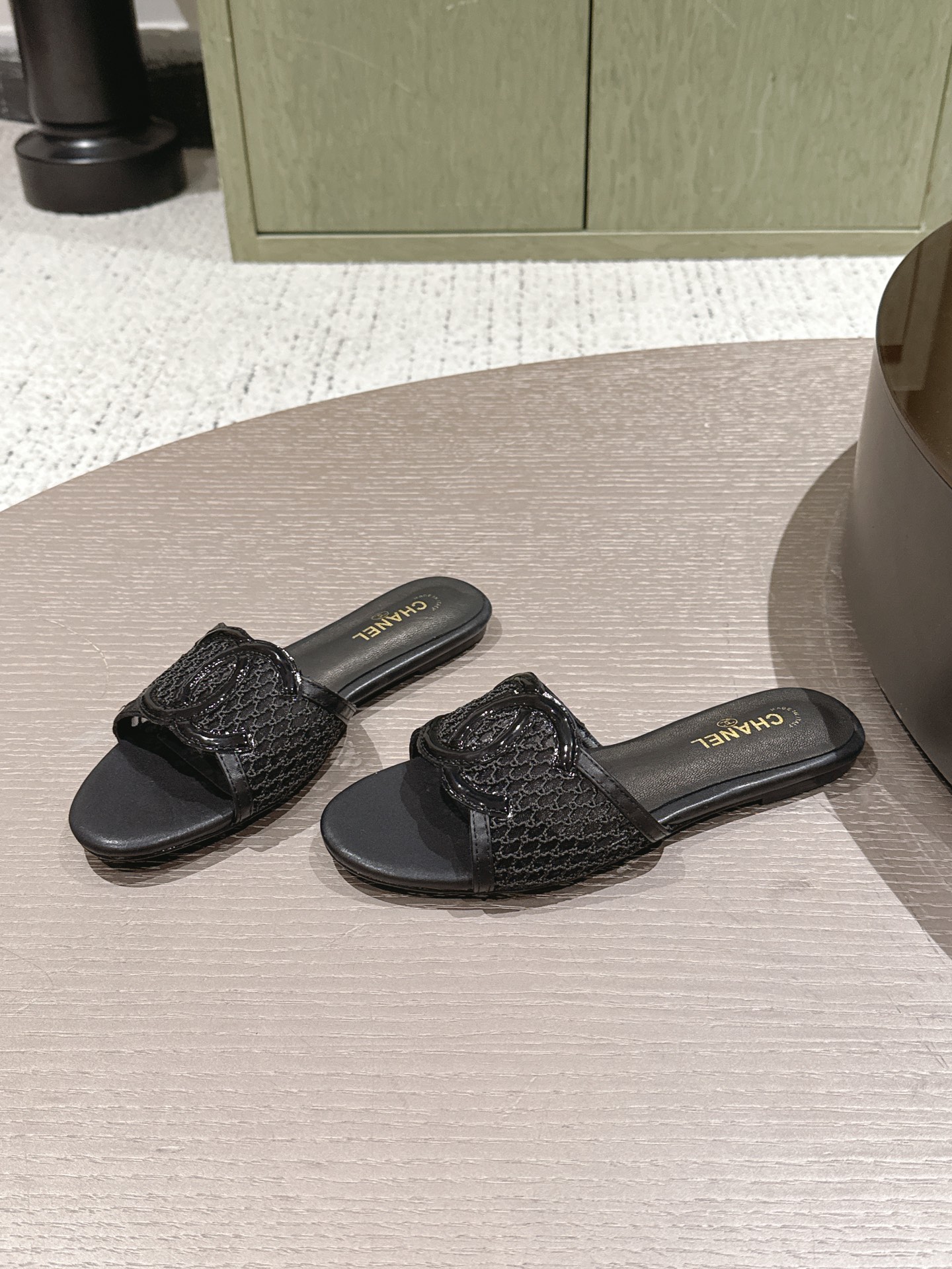 NO:883017,Chanel Chanel new style mesh double C flat slippers Fabric: mesh/sheepskin lining sheepskin sole imported genuine leather outsole Size: women's 35-39 (custom-made for 40 non-returnable), slippers, chanel, chanel, slippers, sheepskin, Leather soles19860909Chanel 香奈儿 新款 网纱 双C 平底拖鞋 面料: 网纱/羊皮 内里羊皮 鞋底进口真皮大底 Size : 女款35-39（40定做不退换）,拖鞋,chanel,chanel,slippers,sheepskin,Leather soles,Women's Shoes