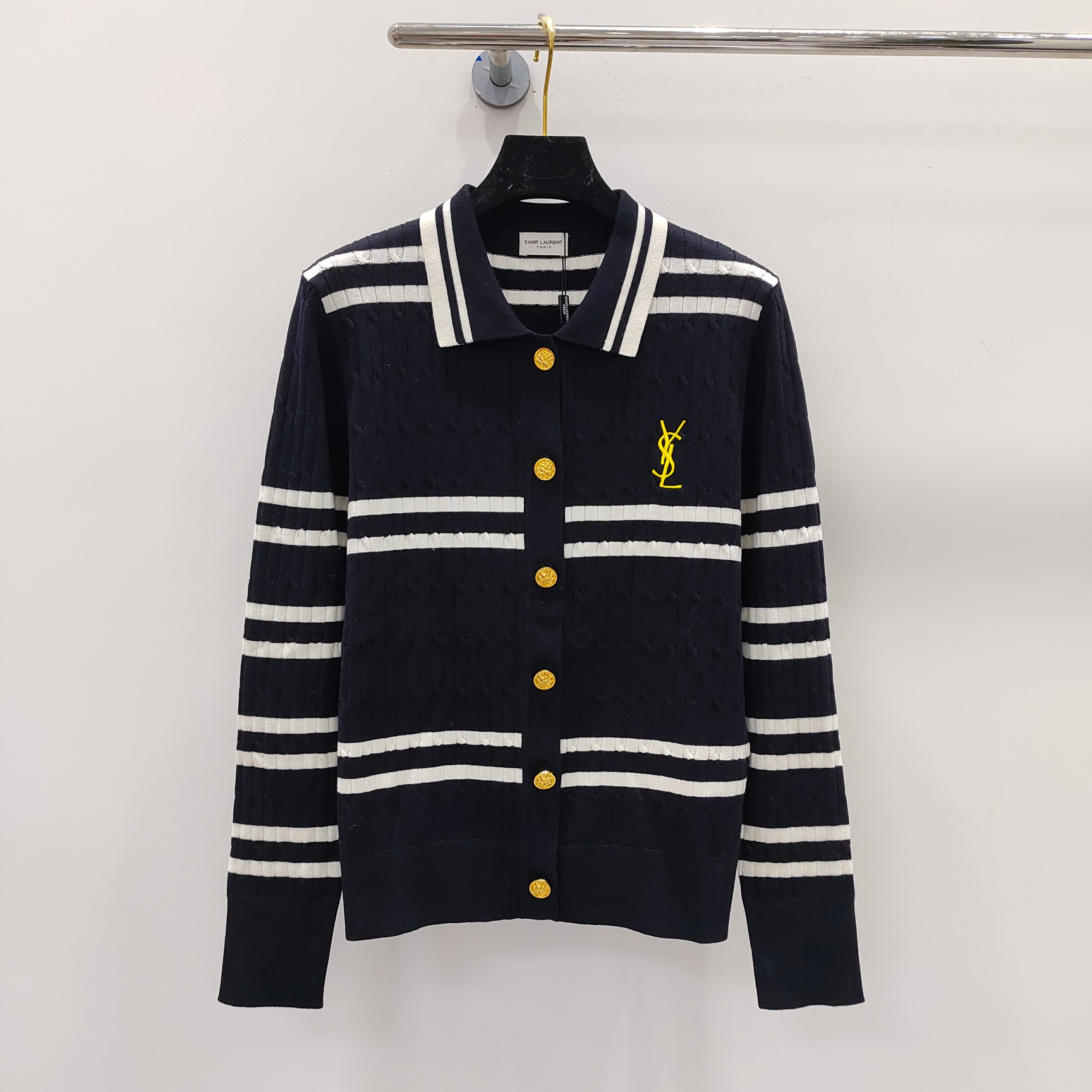 Che cosa
 Yves Saint Laurent Abbigliamento Cardigan Polo Ricamo Lavorazione a maglia Collezione Autunno/Inverno Maniche lunghe