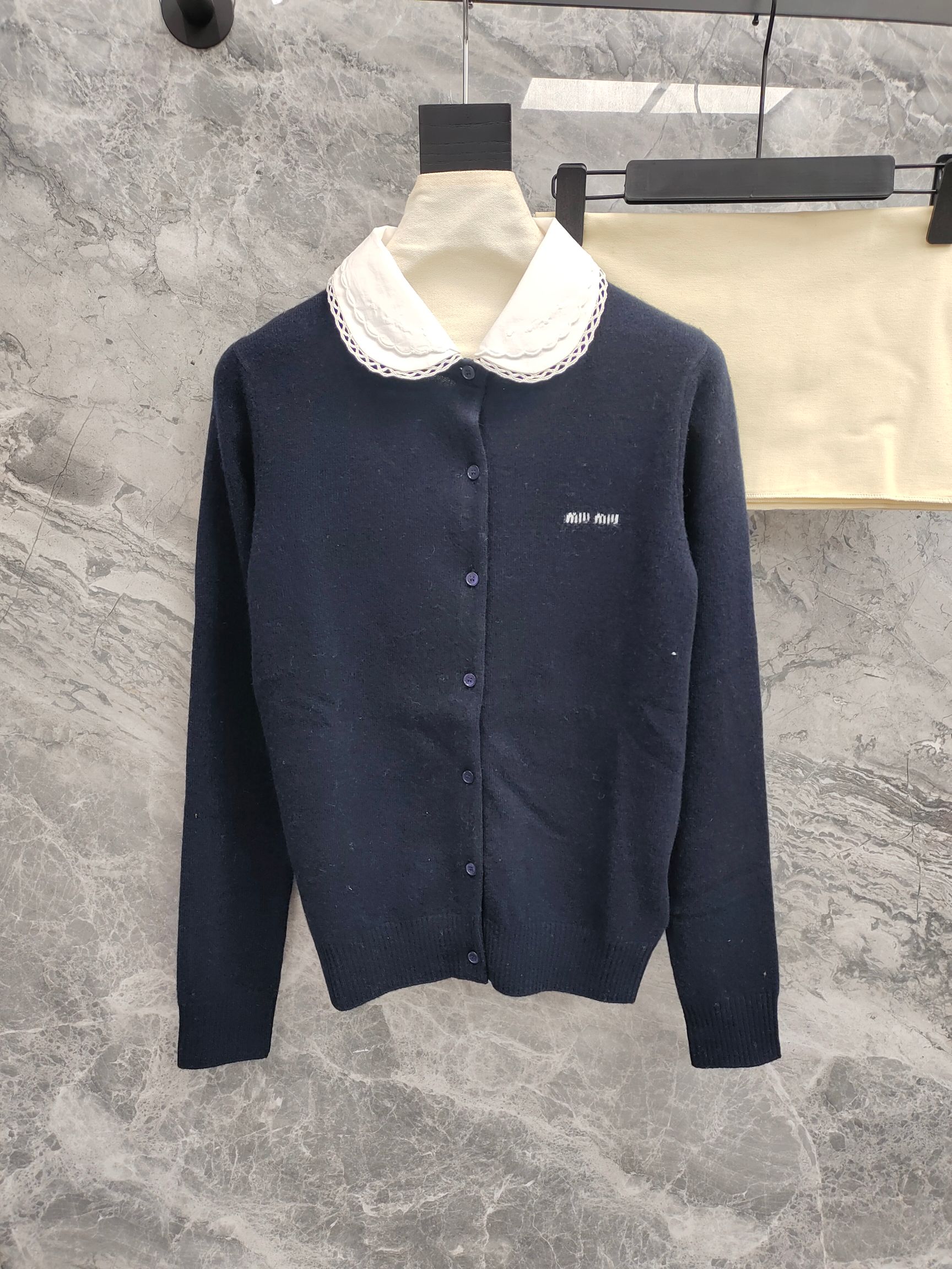 NO:755173,Purchasing agent version *26new detachable lace shirt collar knitted cardigan, retro college age-reducing style, easy to get, the right shoulder slim fit upper body is versatile and not picky, it is great to wear alone or layered!  The removable hollow lace shirt collar design adds more style to your outfit!  Exclusively customized imported yb cashmere material, embellished with classic logo letter embroidery patterns on the chest, the upper body is sweet and generous ~ the mother-of-pearl buckles of the same color highlight the quality, and the layered style has the brand's unique fashion charm!  Awesome styles, the latest early autumn items, look out for the exclusive high version SML, Miu Miu-clothing, shirts,19860909代购版本*26new可拆卸花边衬衫领针织开衫复古学院减龄风格轻松get,正肩收身版型上身百搭不挑人,单穿叠搭都超赞！可拆卸镂空花边衬衫领设计增添更多穿搭风格！独家定制进口yb山羊绒材质,胸口经典徽标字母刺绣图案点缀,上身甜美大方～同色系贝母扣彰显品质,叠穿风格都有品牌独有的时尚魅力！超赞版型,早秋最新单品,认准独家高版本 SML,缪缪-服装,shirts,,Women's clothing