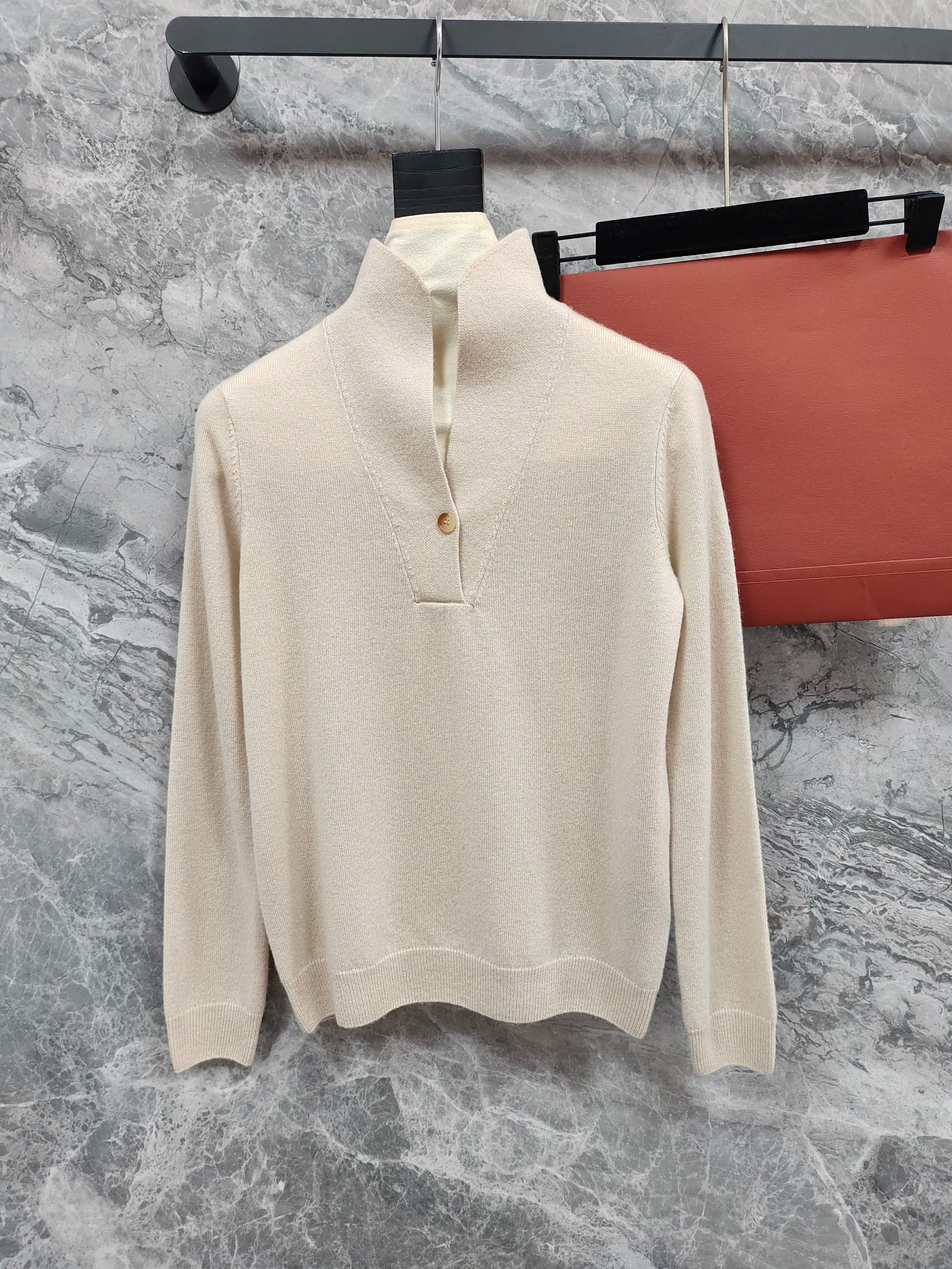 NO:755330,Purchasing version LP*26 new early spring sweater, made of high-quality cashmere, soft and delicate to the touch, warm and light. The beige color is simple and versatile, with Polo lapels and single button details, full of sophistication. The loose fit, ribbed cuffs and hem, are comfortable and durable. Can be worn alone or layered, easily paired with jeans and casual pants, suitable for daily commuting, easy to get a low-key and elegant temperament! 1 color 3 code sml, women's clothing, loro piana, jeans,19860909代购版本LP*26早春新款针织衫,选用高品质羊绒,触感柔软细腻,保暖又轻盈.米色简约百搭,Polo翻领+单颗纽扣细节,精致感满满.宽松版型,袖口和下摆罗纹收口,舒适又耐穿.可单穿或内搭,轻松搭配牛仔裤,休闲裤,通勤日常都很适合,低调优雅气质轻松get!1色3码sml,女装,loro piana,jeans,,Women's clothing