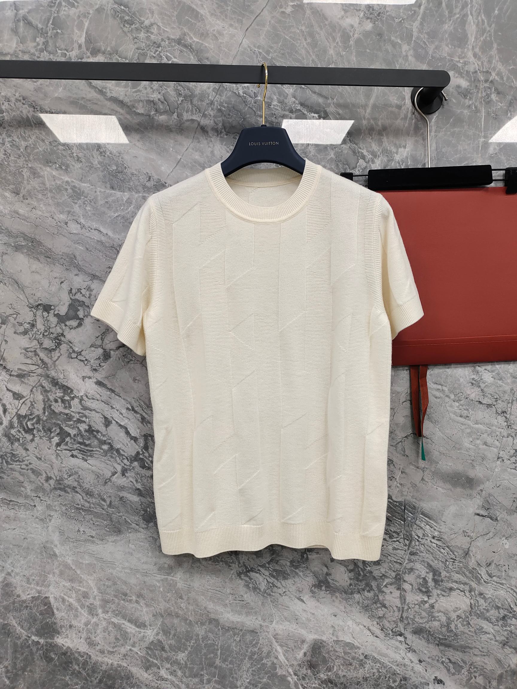 NO:786119,The purchasing version is new. H family jacquard wool short-sleeved 2026 early spring series. Round ribbed neckline. Three-dimensional jacquard pattern. Wool knitted fabric. Comfortable and textured. Loose fit. The upper body is lazy and casual. Size SML, Hermès-clothing, hermes, T-shirt,19860909代购版本上新啦 H家提花羊毛短袖 2026早春系列 圆领罗纹领口 立体提花图案 羊毛针织面料 舒适有质感 宽松版型 上身慵懒随意百搭 尺码SML,爱马仕-服装,hermes,T-shirt,,Women's clothing