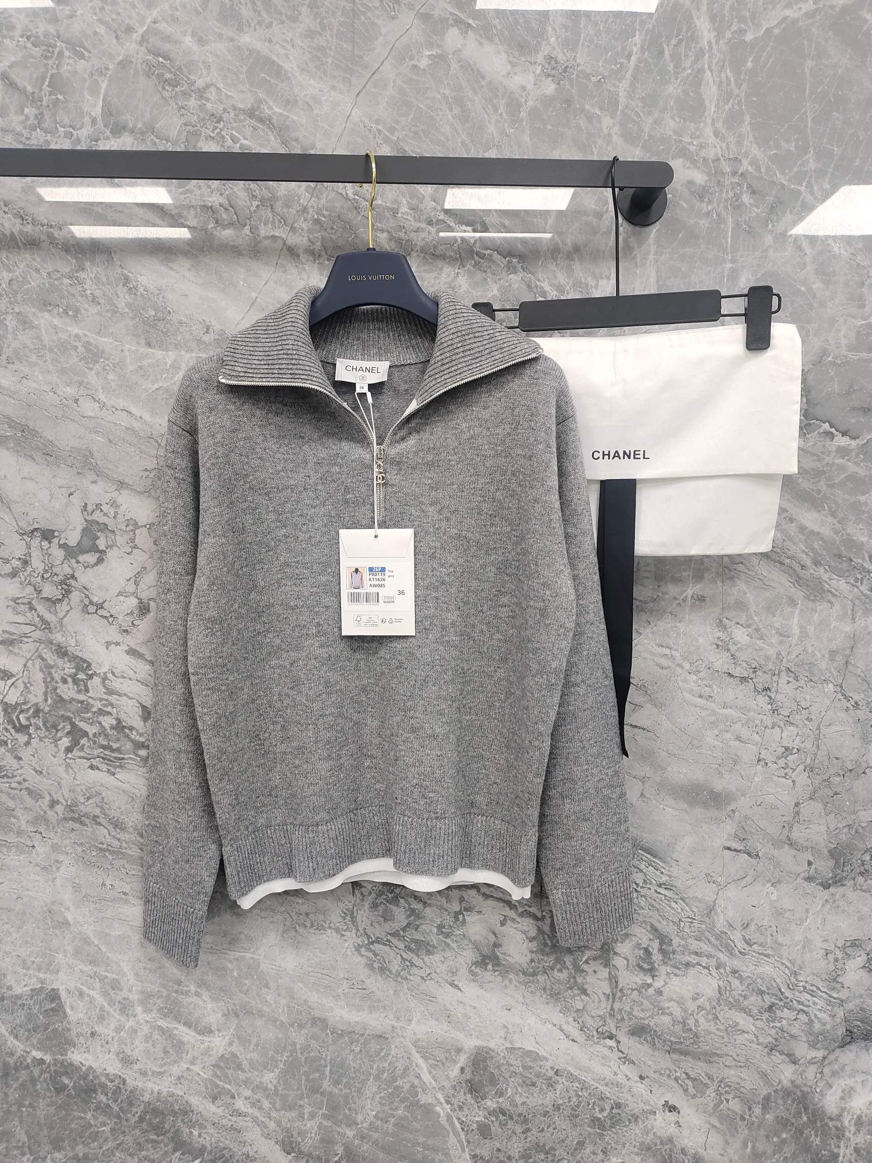 NO:786109,The purchasing version is new. Xiangjia half-zip sweater 2026 spring and summer series. Half-zip lapel design. Adjustable neckline. Easy to put on and take off. Simple yet distinctive. Full of high-end feel. Customized cashmere blended fabric. Soft and delicate. Loose fit. Gentle temperament on the upper body. Complete trademarks. Size SML, Chanel-clothing, chanel, chanel,19860909代购版本上新啦 香家半拉链针织衫 2026春夏系列 翻领半拉链设计 随心调节领口 方便穿脱 简约不失特色 满满高级感 定制羊绒混纺面料 柔软细腻 宽松版型 上身温柔气质 商标齐全 尺码SML,香奈儿-服装,chanel,chanel,,Women's clothing