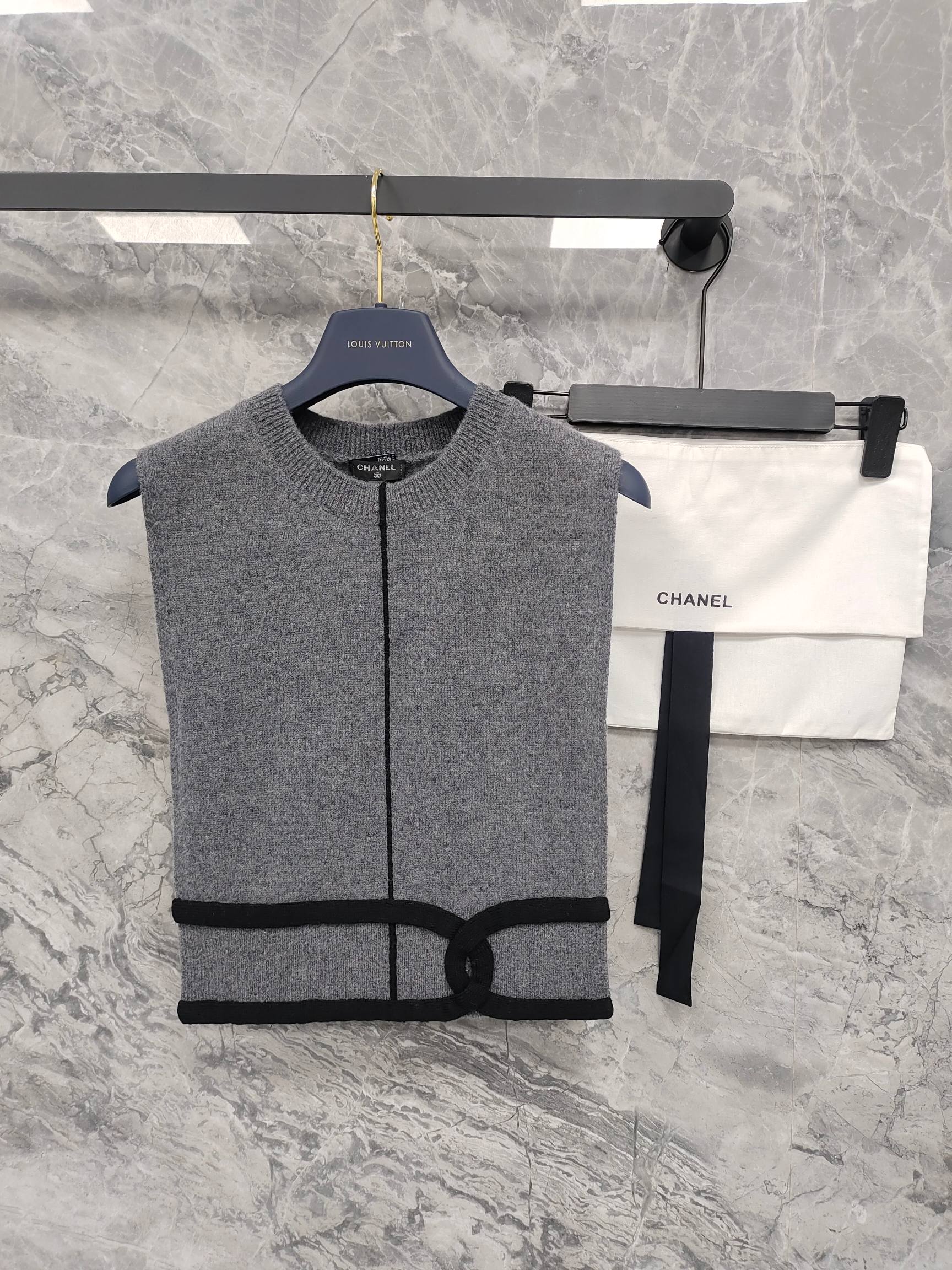 NO:786142,Purchasing version Coco girls are well-dressed, the texture is amazing, simple round neck + double C design, low-key yet luxurious slim fit, fits the body shape, showing graceful curves in autumn and winter. Paired with suits and windbreakers, the sense of layering instantly attracts high-end customization, quality benchmarking counters, knowledgeable people enter sml, Chanel-clothing, chanel, business suit,19860909代购版本 coco女孩穿搭十足,质感绝了简约圆领 + 双 C 设计,低调中透着奢华修身版型,贴合身形,尽显曼妙曲线秋冬搭配西装、风衣,层次感瞬间拉满高端定制,品质对标专柜,懂行的入 sml,香奈儿-服装,chanel,business suit,,Women's clothing
