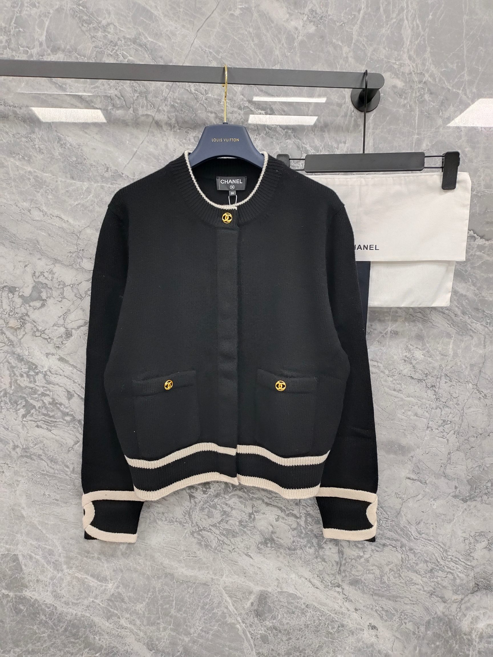 NO:786118,Purchasing version with cloth bag Xiangjia color-blocked knitted cardigan 2026 early spring series Round neck single-breasted design Black braided line embellishment Double C button decoration Exquisite and fashionable high-end Customized cashmere blended fabric Comfortable and skin-friendly Loose fit The upper body is slim and elegant Size SML, Fendi-clothing, chanel, fendi, loro piana,19860909代购版本配布袋 香家拼色针织开衫 2026早春系列 圆领单排扣设计 黑色编织线条点缀 双C纽扣装饰点缀 精致时髦高级 定制羊绒混纺面料 舒适亲肤 宽松版型 上身显瘦又气质 尺码SML,芬迪-服装,chanel,fendi,loro piana,,Women's clothing