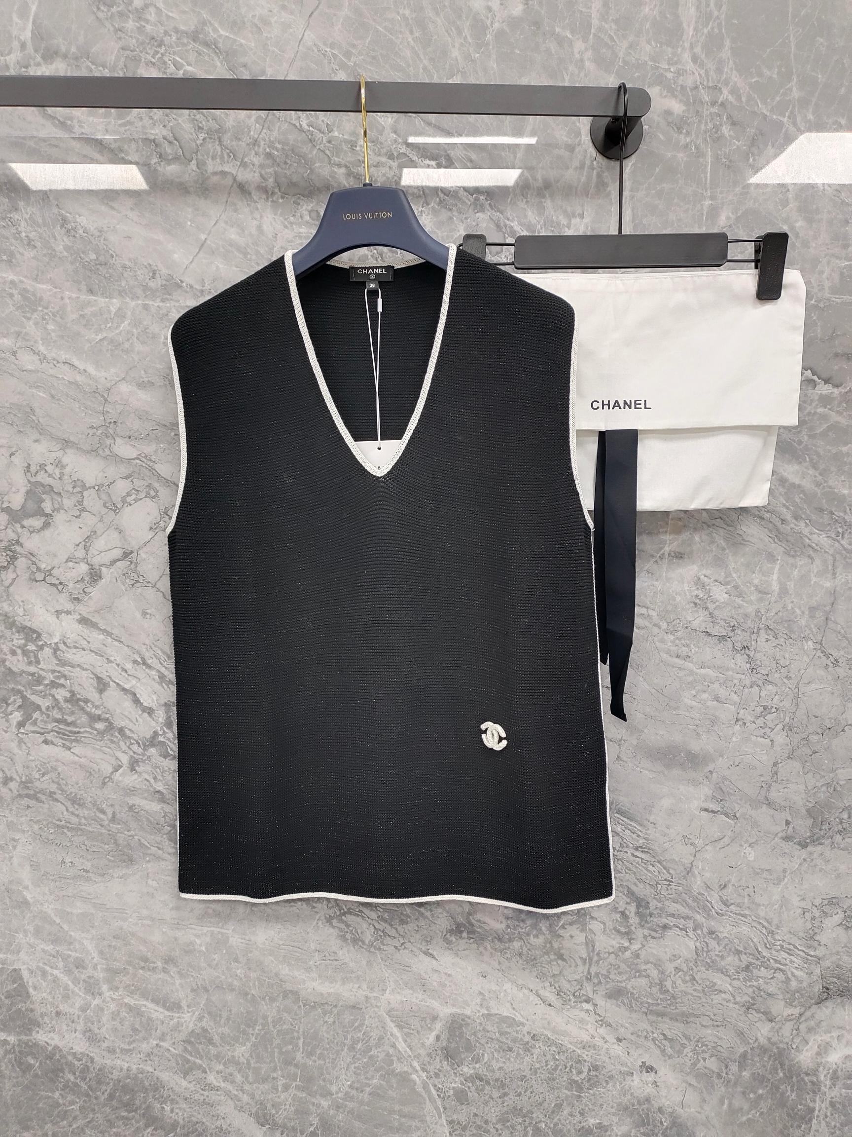 NO:786103,The purchased version comes with Xiangjia V-neck knitted vest 2026 spring and summer series. Temperamental V-neck design. Classic double C logo embellishment. White edge stitching. Simple and elegant. Can be worn alone or layered. Customized knitted fabric. Soft and comfortable. Loose fit. The upper body is slim and elegant. Size SML, Fendi-clothing, chanel, fendi,19860909代购版本配带着 香家V领针织背心 2026春夏系列 气质V领设计 经典双C logo点缀 白色包边拼接 简约优雅 单穿或叠搭都可以 定制针织面料 柔软舒适 宽松版型 上身显瘦又气质 尺码SML,芬迪-服装,chanel,fendi,,Women's clothing