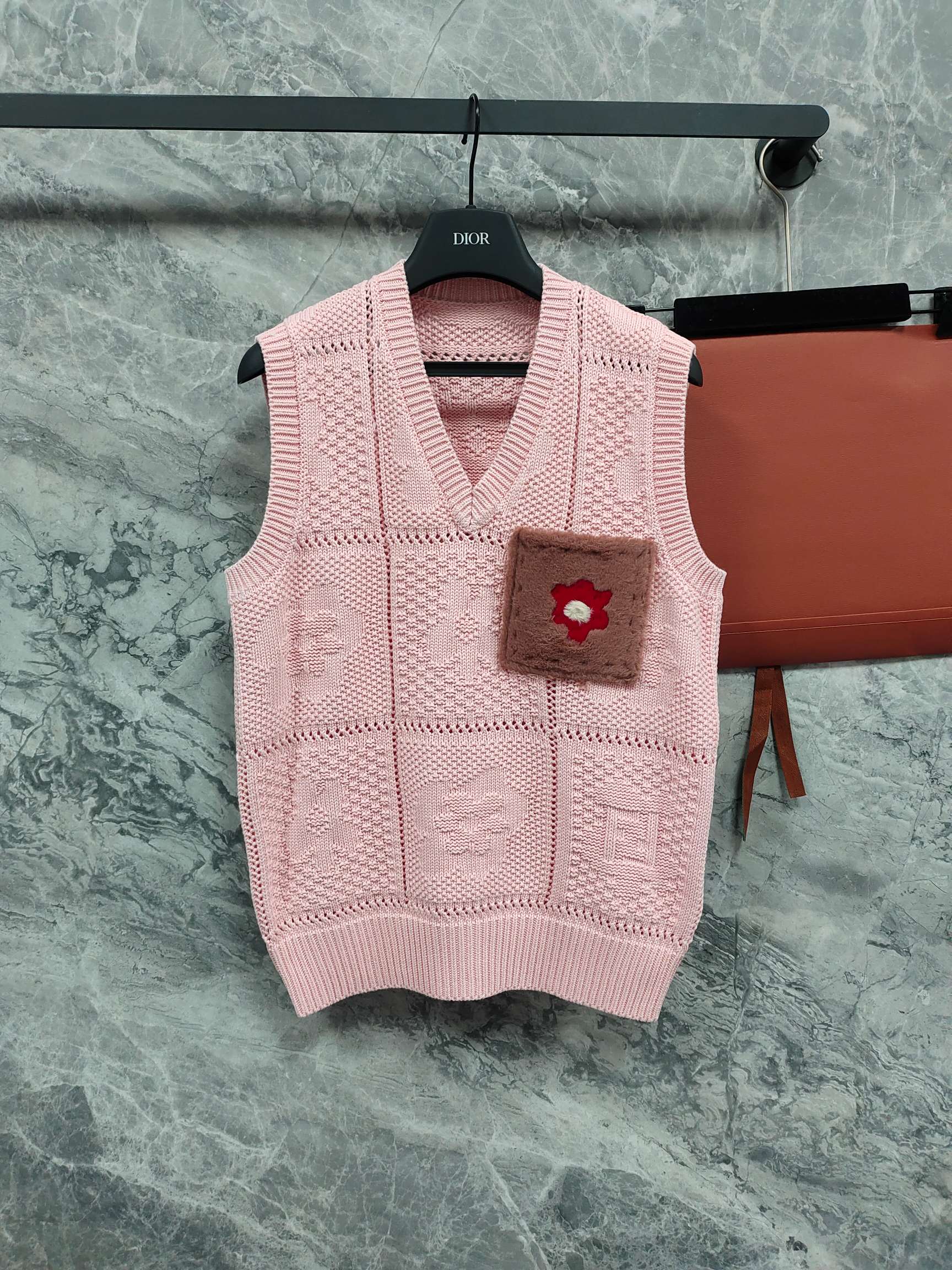 NO:786074,Fe*2026 spring and summer new pink knitted fabric, made of full crochet, super soft cherry blossom pink tone, Sunny Side Flowers mink fur pocket on the chest + red flower embroidery, full of details. The V-neck design is retro and age-reducing, and it is great when worn with a white T or a skirt, and it is easy to create a sweet or casual style. The material is soft and comfortable, a must-have for spring wear, and can be easily controlled for daily outings and dates. 1 color 3 code sml, Fendi-clothing, fendi, skirts,19860909Fe*2026春夏新款粉色针织,采用全钩针编织,樱花粉色调超温柔,胸前Sunny Side Flowers水貂毛皮口袋+红色花朵刺绣,细节满分.V领设计复古又减龄,叠穿白T或,搭配、半裙都很出彩,轻松打造甜美或休闲风.材质柔软舒适,春日穿搭必备,日常出街、约会都能轻松驾驭.1色3码sml,芬迪-服装,fendi,skirts,,Women's clothing