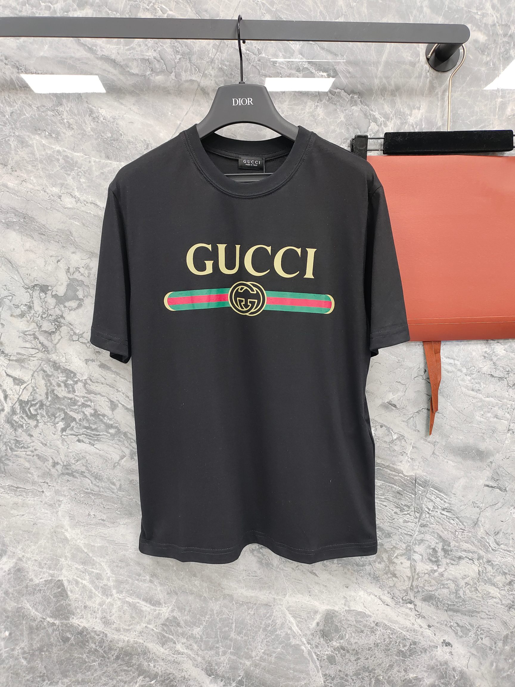 NO:869993,The purchasing version of the Gucc* 2026 spring and summer series is newly launched. This item is from the 'La Fglia' series, which interprets the brand's design elements with distinctive personality and aesthetic attitude. This T-shirt is made of knitted cotton and mulberry silk, decorated with webbing and interlocking printed SML., Gucci - clothing, gucci, gucci, tees, t-shirt,19860909代购版本Gucc*2026春夏系列全新上市,这款单品出自《La Fglia》系列,以鲜明个性与美学态度诠释品牌设计元素.这款T恤以针织棉和桑蚕丝匠心打造,饰有织带和互扣式印花ＳＭＬ.,古驰-服装,gucci,gucci,tees，t-shirt,,Women's clothing
