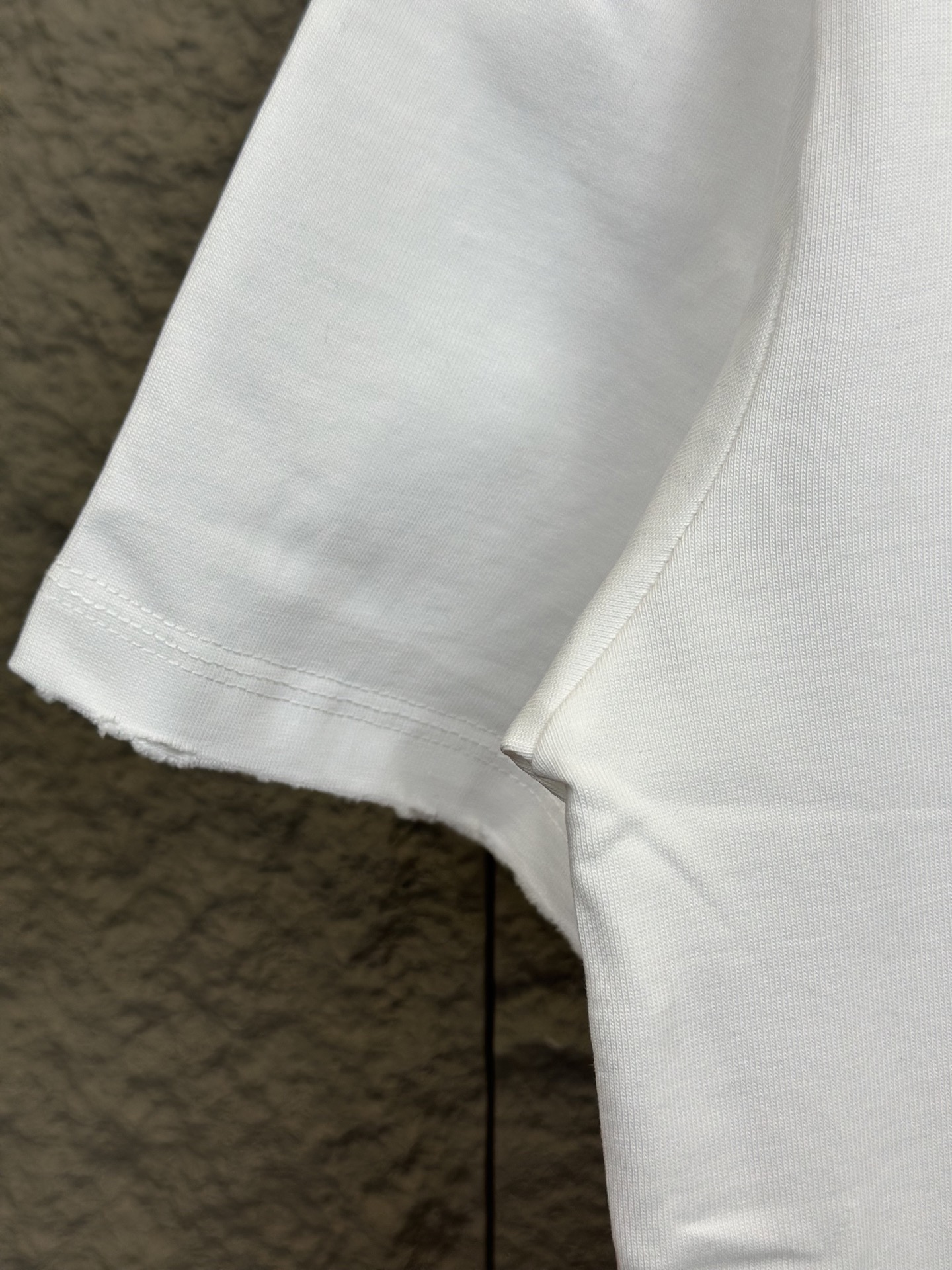 💰120
cj
款号/F017
MM6 马吉拉 25s蛇年新款圆领半袖T恤
植绒贴片logo 350g高克重纯棉面料 工艺洗水处理 面料预缩 对位整齐 无毛边 效果立体 字母整洁 宽松版型
面料：350g
版型：宽松T恤
颜色：黑 白