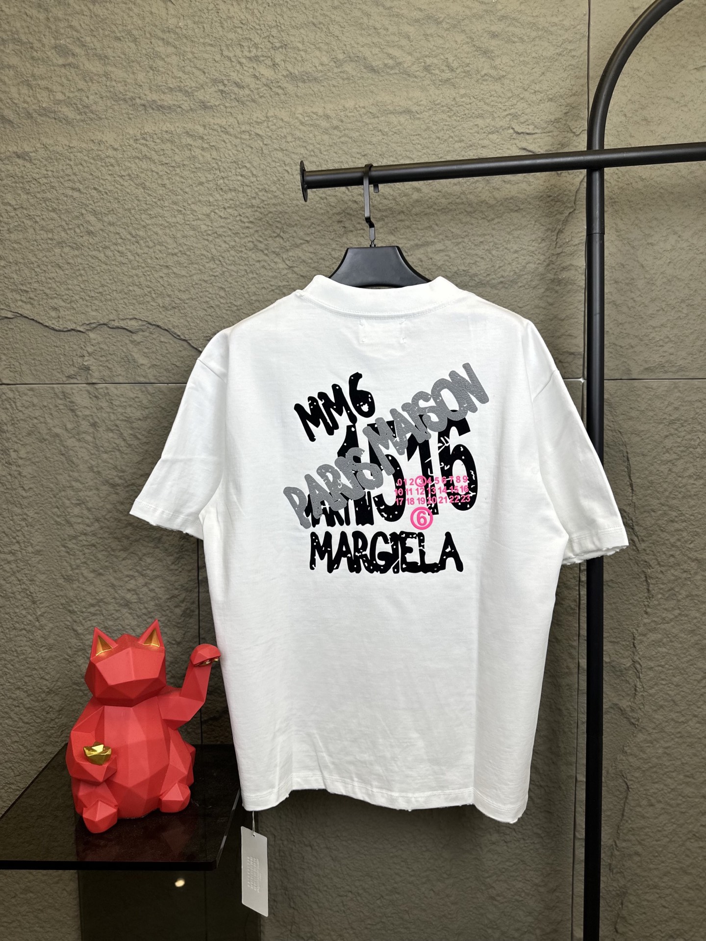 💰120
cj
款号/F017
MM6 马吉拉 25s蛇年新款圆领半袖T恤
植绒贴片logo 350g高克重纯棉面料 工艺洗水处理 面料预缩 对位整齐 无毛边 效果立体 字母整洁 宽松版型
面料：350g
版型：宽松T恤
颜色：黑 白