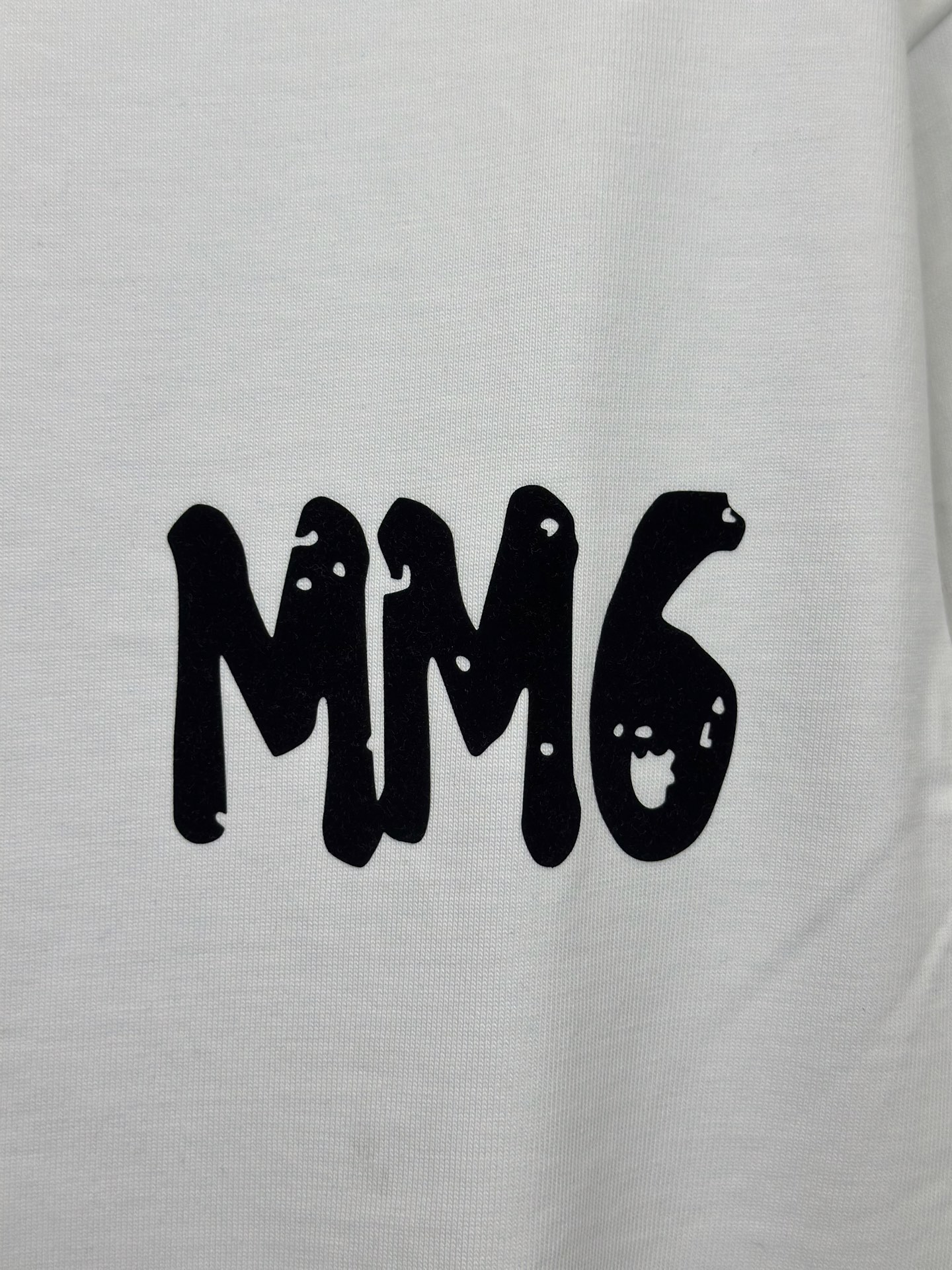 💰120
cj
款号/F017
MM6 马吉拉 25s蛇年新款圆领半袖T恤
植绒贴片logo 350g高克重纯棉面料 工艺洗水处理 面料预缩 对位整齐 无毛边 效果立体 字母整洁 宽松版型
面料：350g
版型：宽松T恤
颜色：黑 白