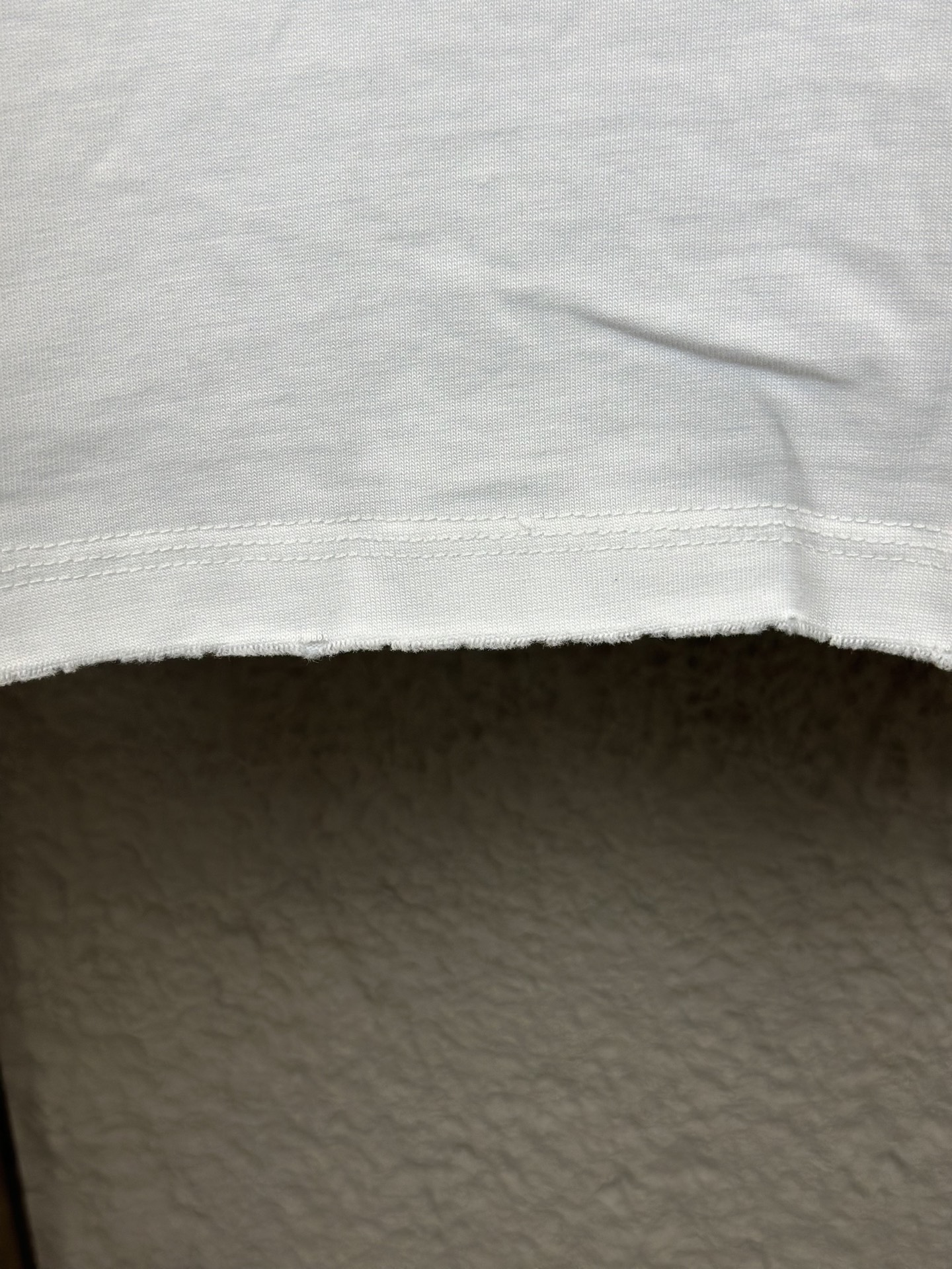 💰120
cj
款号/F017
MM6 马吉拉 25s蛇年新款圆领半袖T恤
植绒贴片logo 350g高克重纯棉面料 工艺洗水处理 面料预缩 对位整齐 无毛边 效果立体 字母整洁 宽松版型
面料：350g
版型：宽松T恤
颜色：黑 白