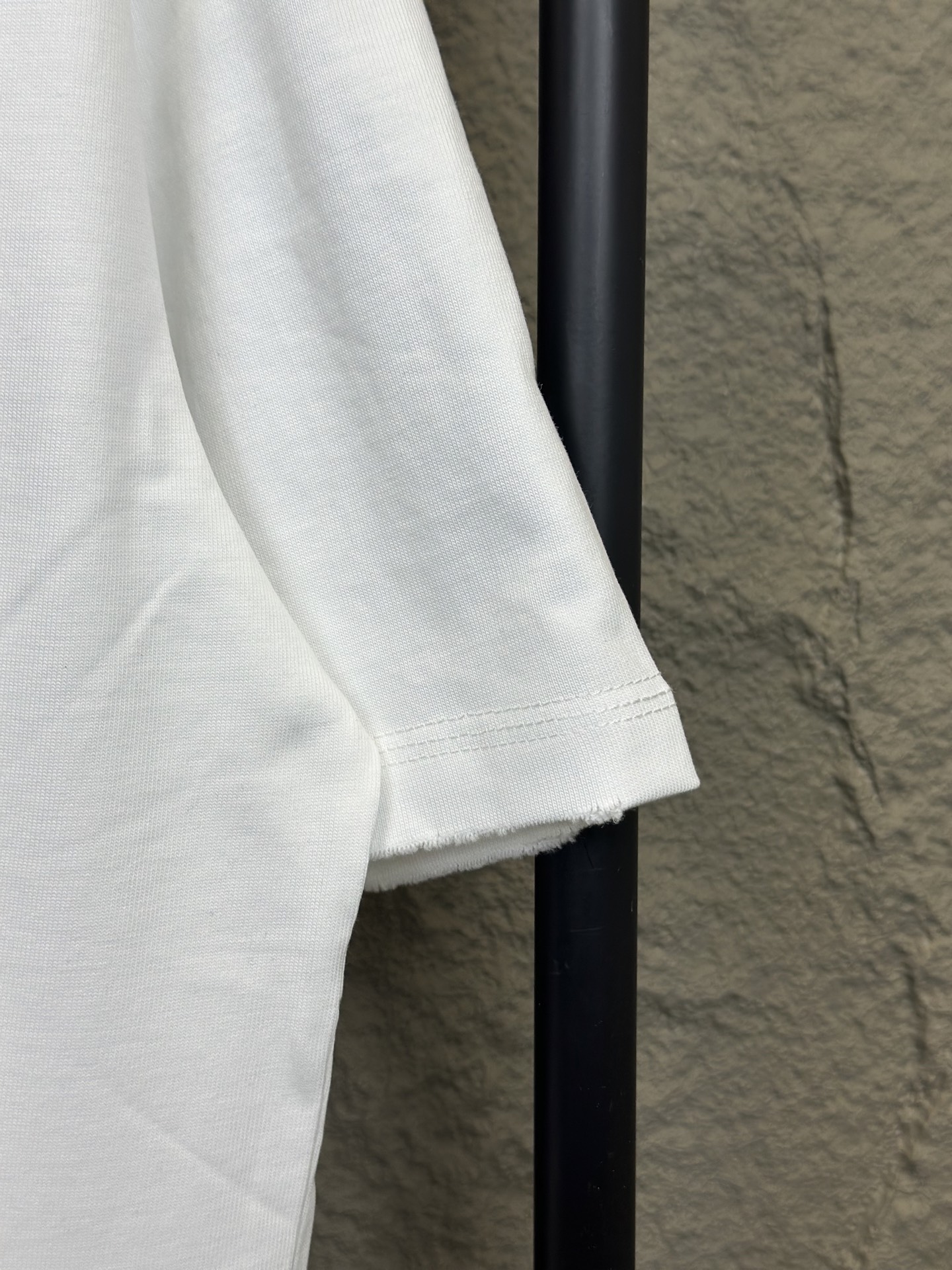 💰120
cj
款号/F017
MM6 马吉拉 25s蛇年新款圆领半袖T恤
植绒贴片logo 350g高克重纯棉面料 工艺洗水处理 面料预缩 对位整齐 无毛边 效果立体 字母整洁 宽松版型
面料：350g
版型：宽松T恤
颜色：黑 白