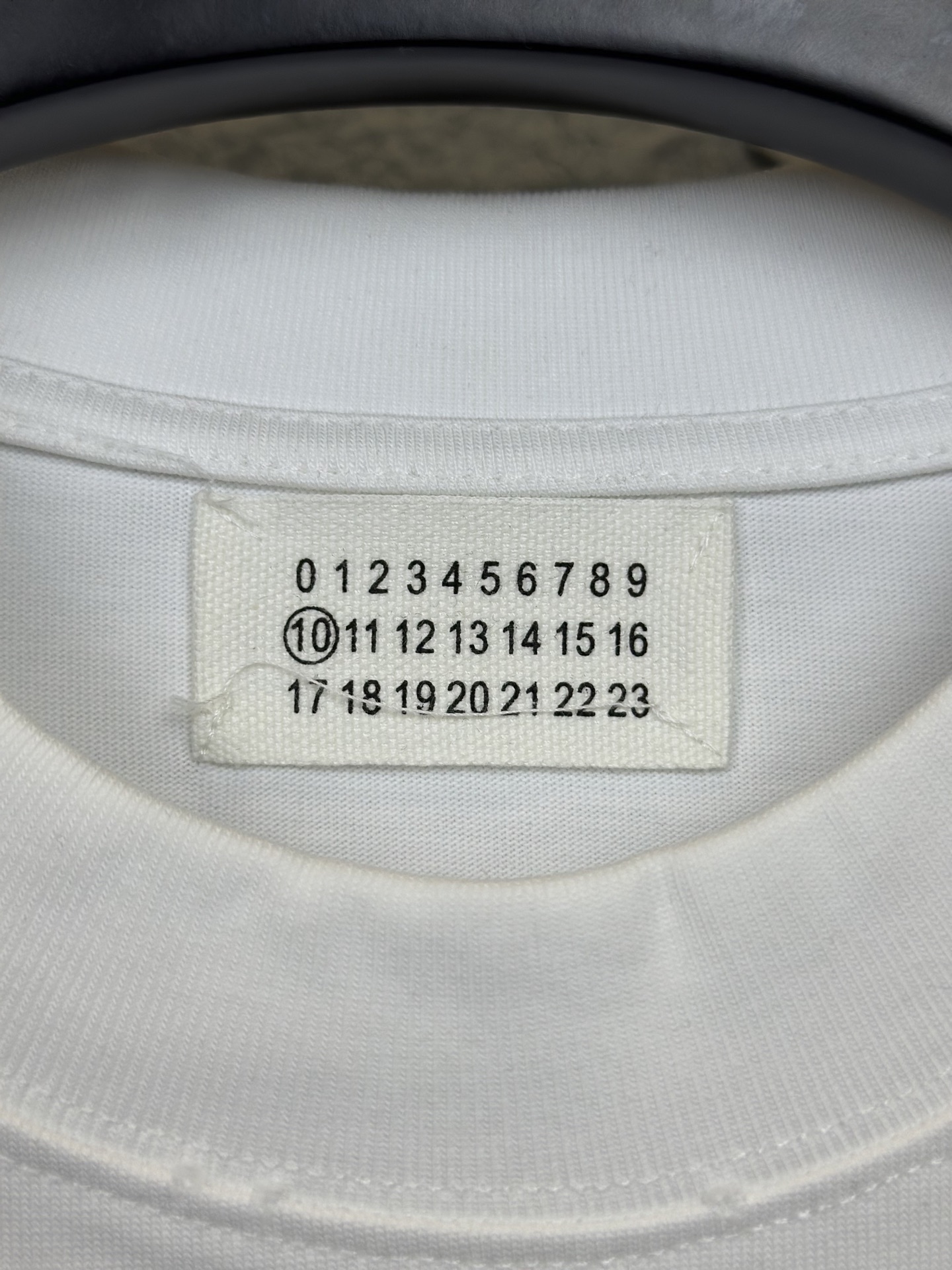 💰120
cj
款号/F017
MM6 马吉拉 25s蛇年新款圆领半袖T恤
植绒贴片logo 350g高克重纯棉面料 工艺洗水处理 面料预缩 对位整齐 无毛边 效果立体 字母整洁 宽松版型
面料：350g
版型：宽松T恤
颜色：黑 白