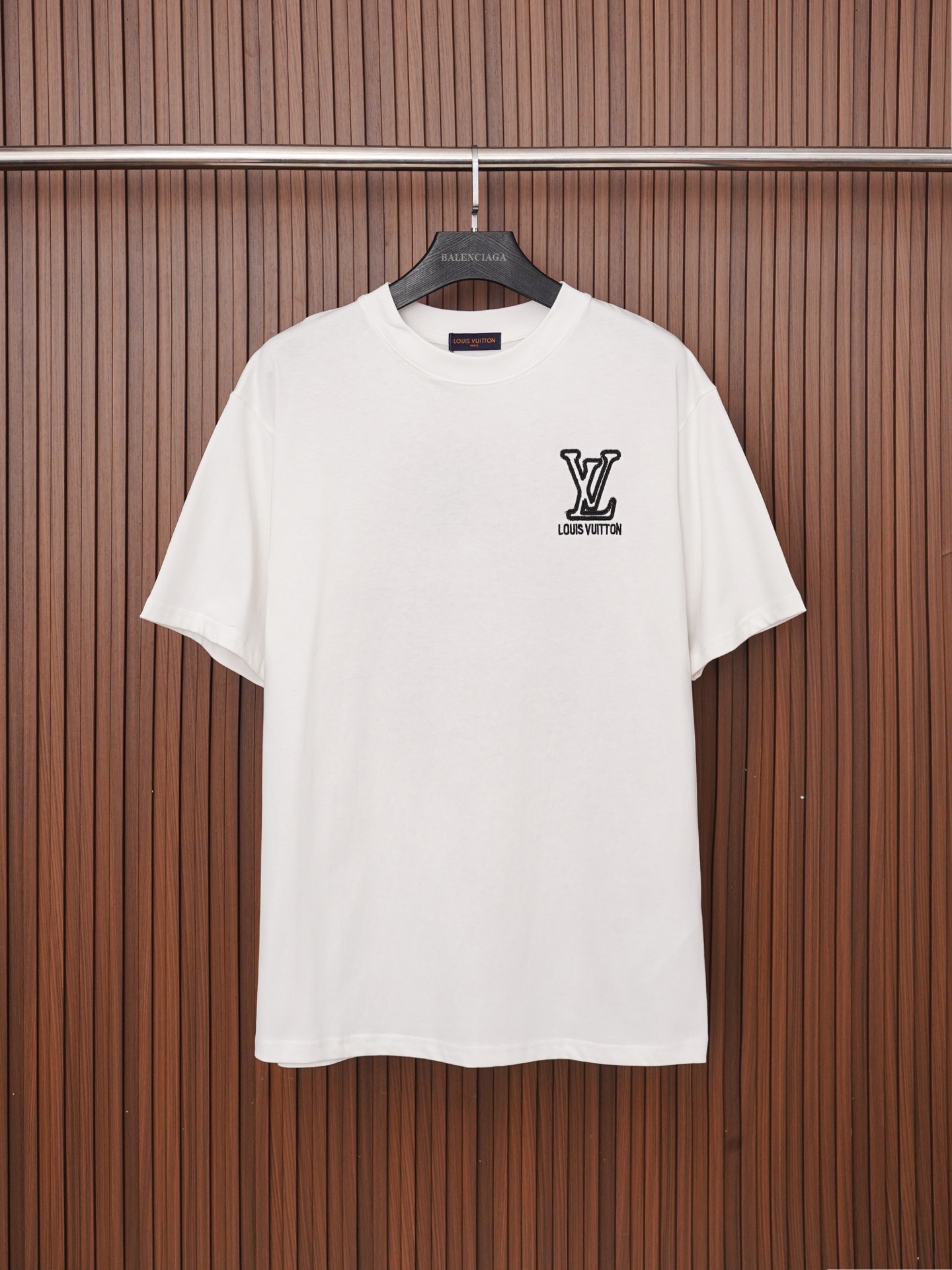 Número de modelo P70/C012 Camiseta de manga corta con bordado de flores pequeñas en el brazo con logo LV Tela: 32 hilos…