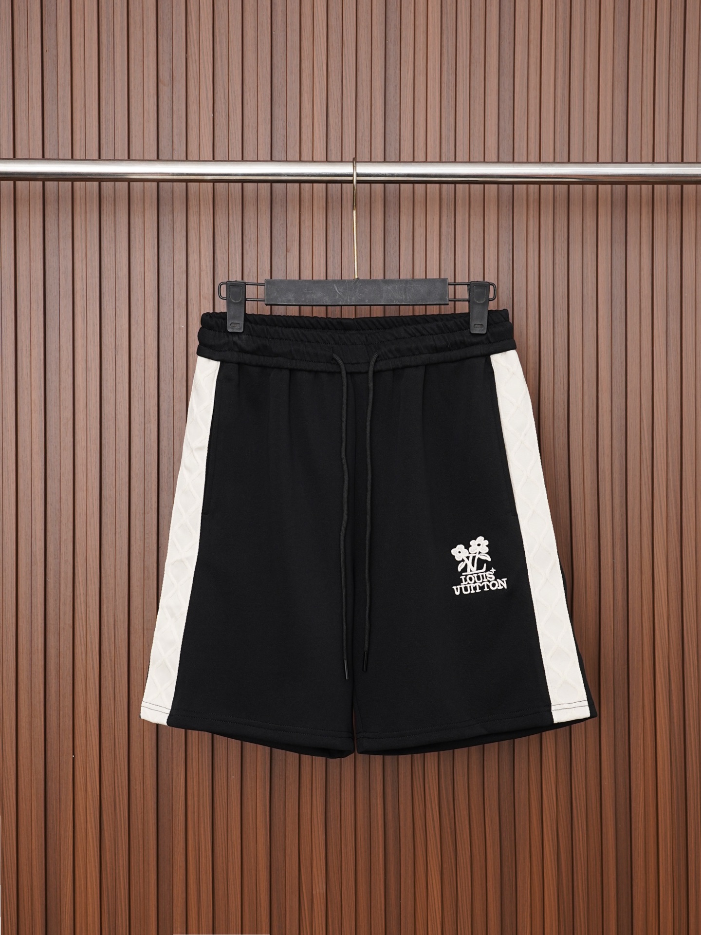Número de modelo P80/C029 Pantalones cortos con cinta de bordado de letras con flores pequeñas LV Tela: Personalización…
