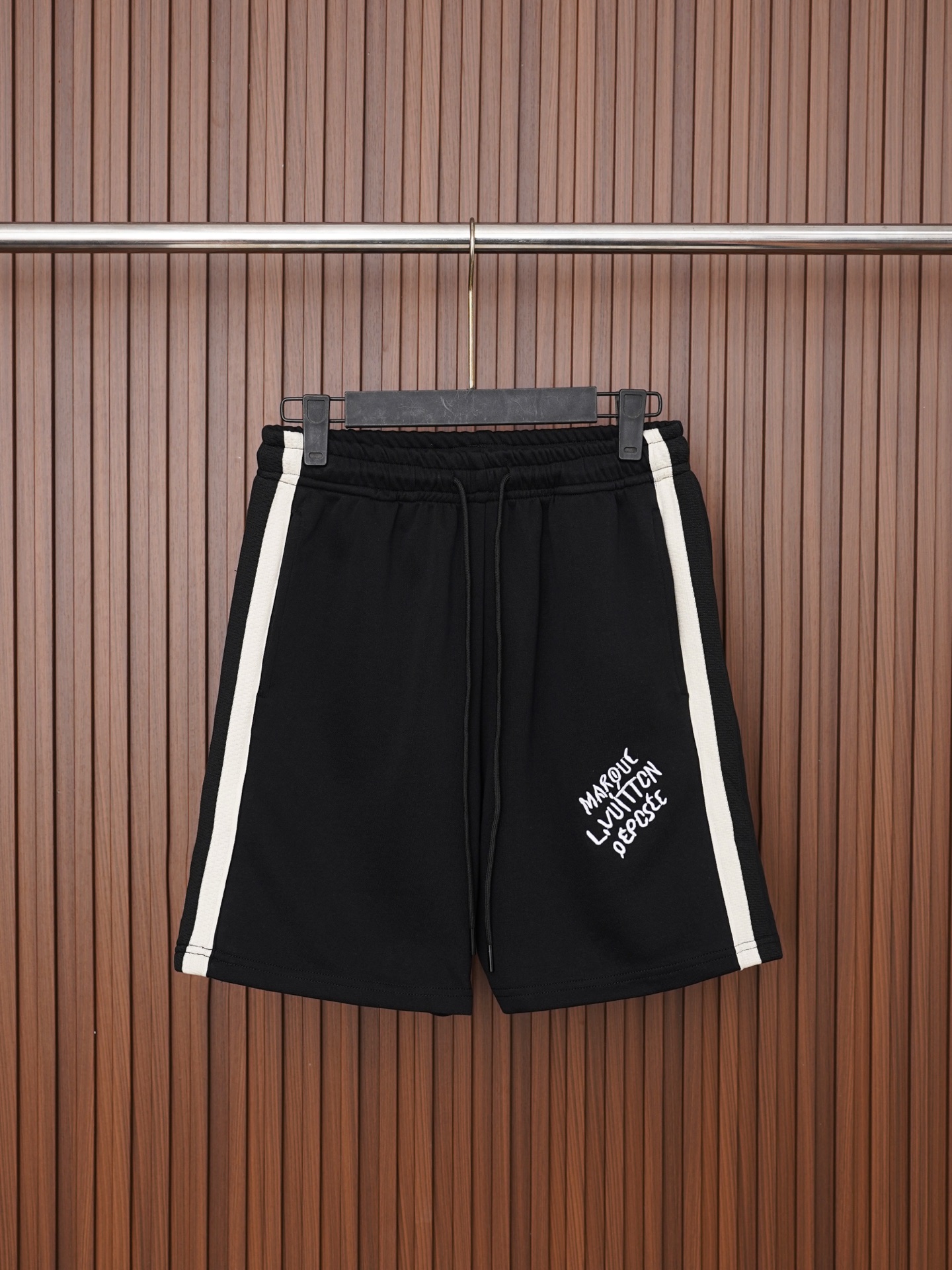 Número de modelo P75/C031 LV Louis Vuitton pantalones cortos con cintas laterales bordadas y etiqueta pequeña. Mismo es…