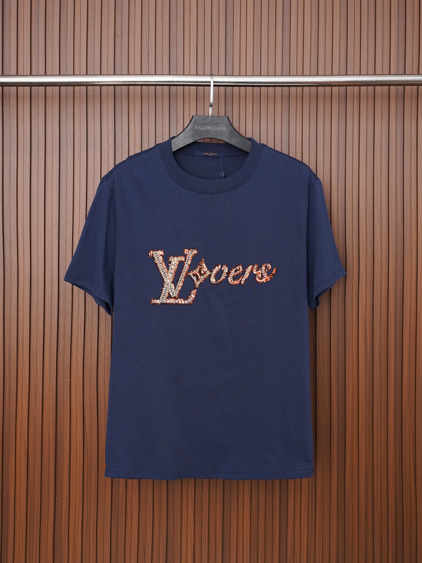 P70 número de modelo/C042 LV Louis Vuitton hecho a mano con lentejuelas, bordado con cuentas, manga corta, cuello redon…