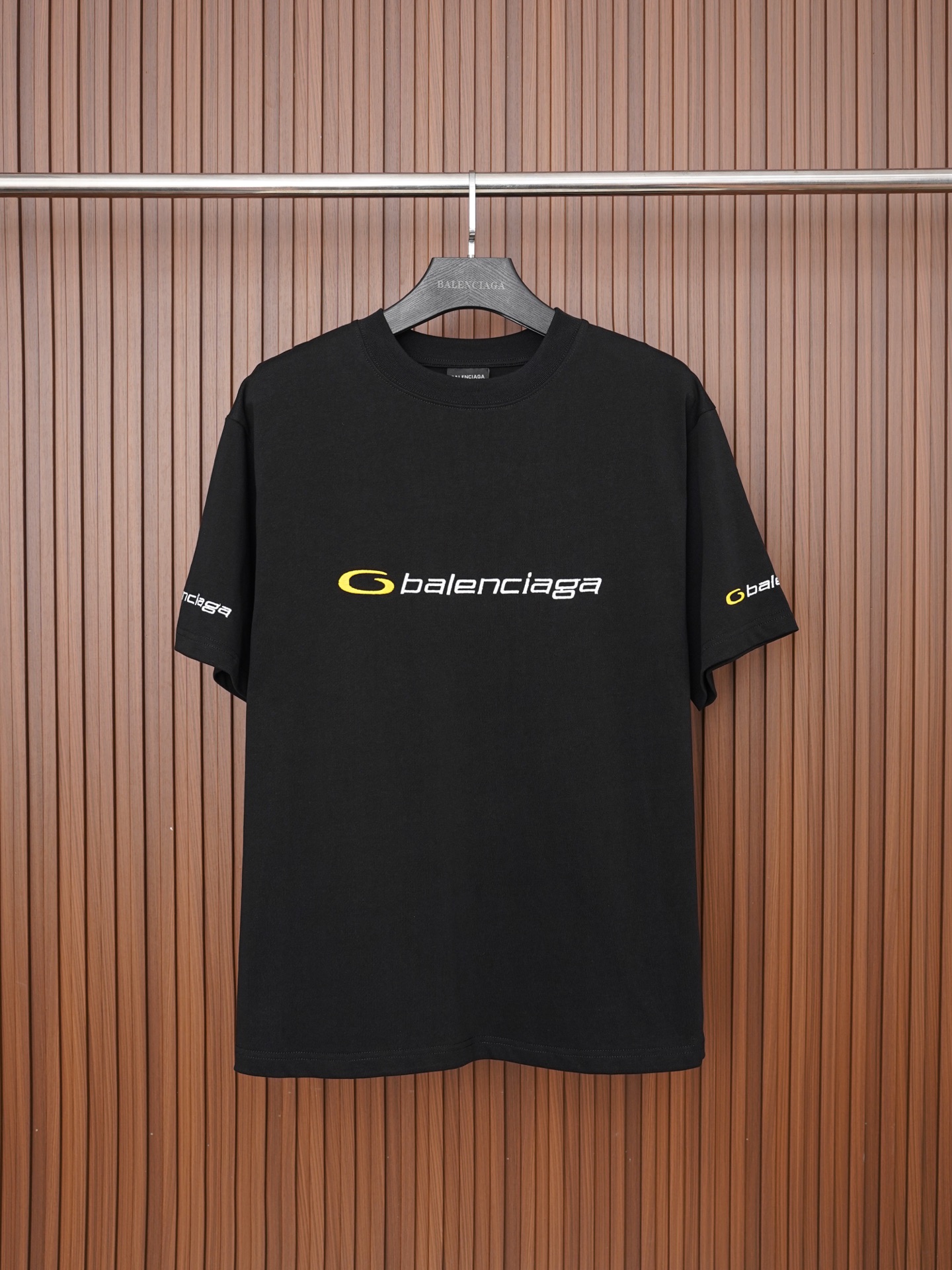 P75 Número de modelo/C047 Camiseta de manga corta con bordado de letras y círculo amarillo de Balenciaga. Tejido: 32 hi…