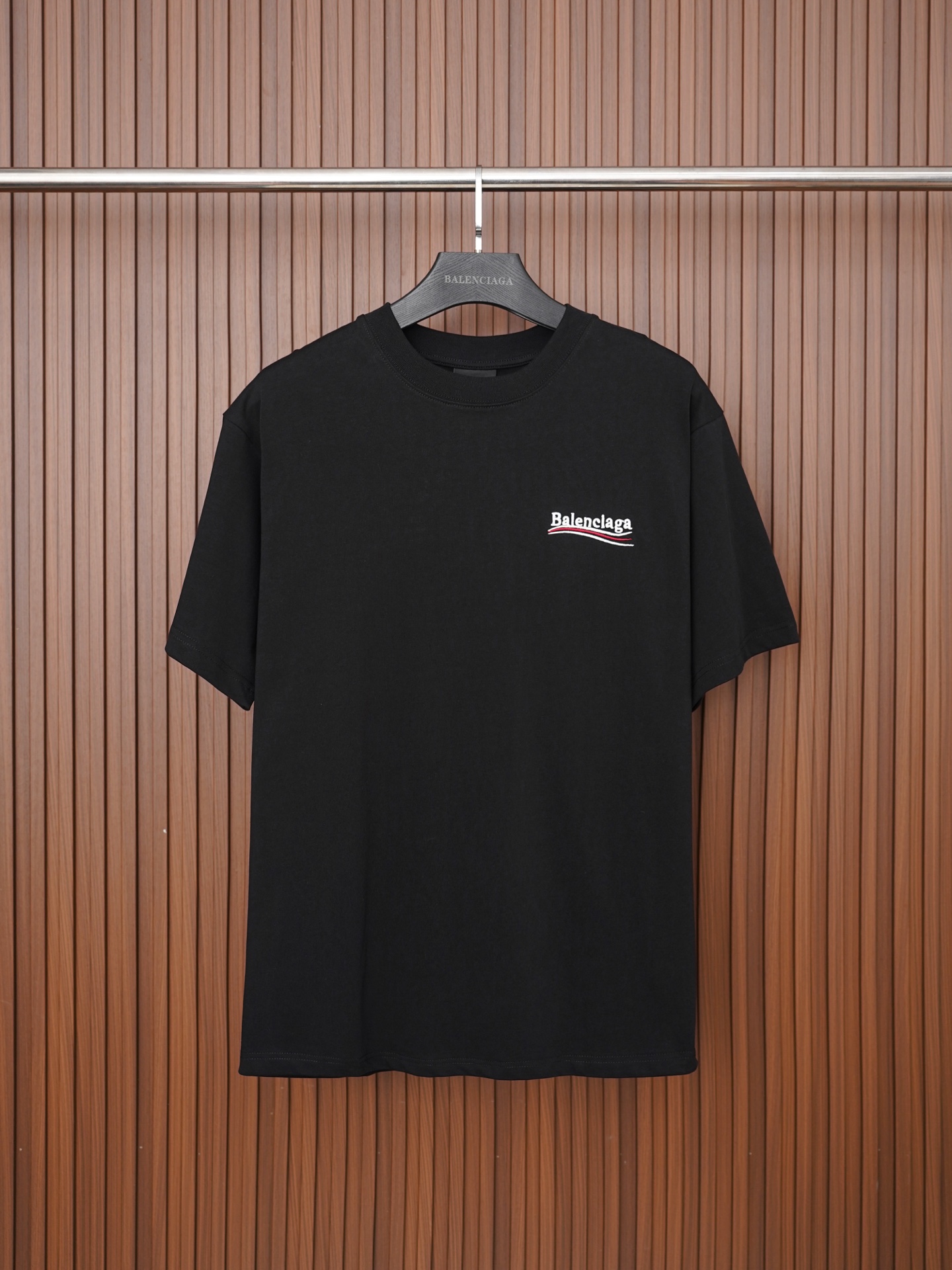 P75 Número de modelo/C048 Camiseta de manga corta con bordado de destrucción de Coca-Cola de Balenciaga. Réplica person…