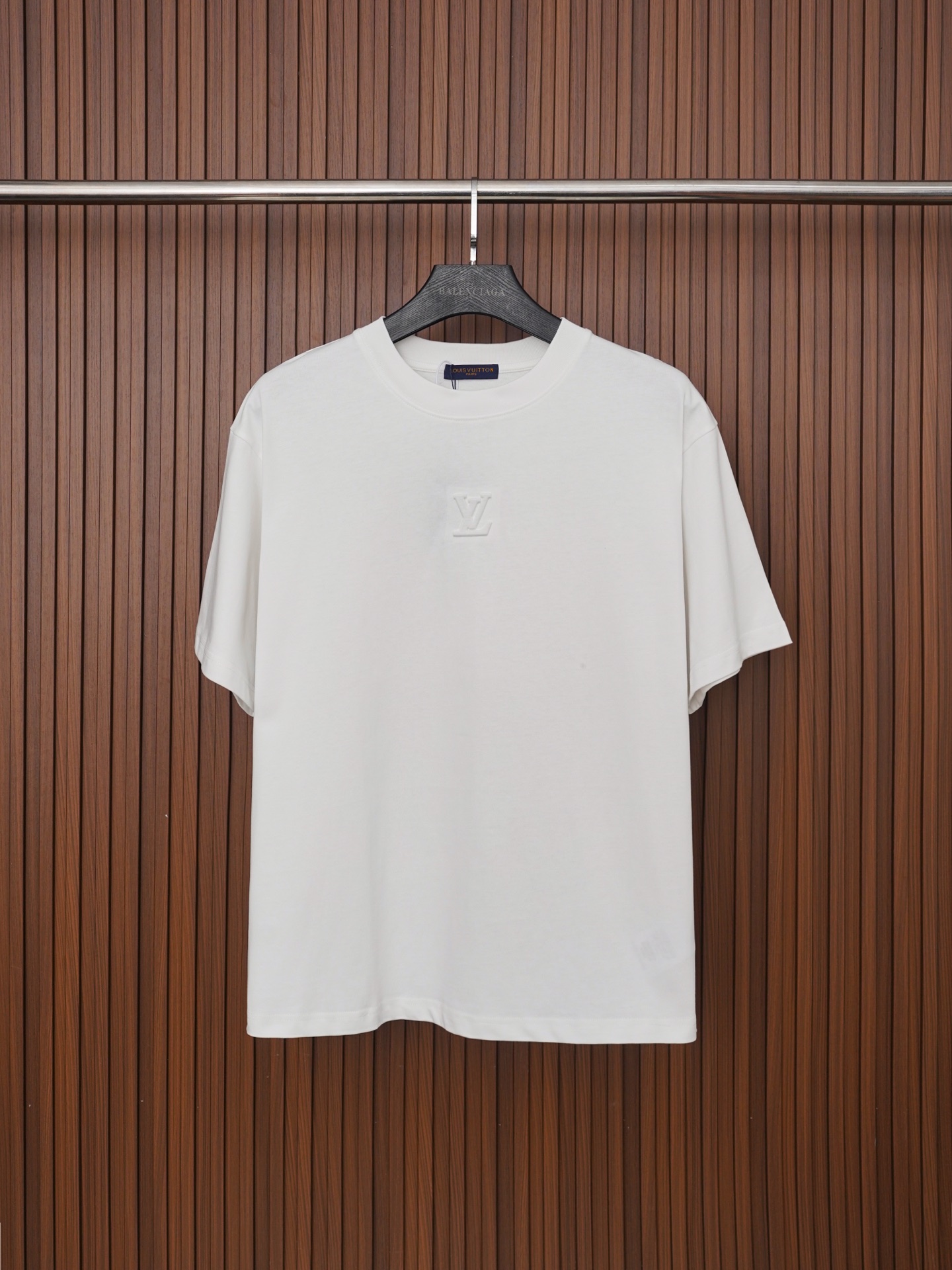 Modelo P75/C051 Camiseta de manga corta con estampado en relieve de logo LV pequeño. Tejido: 32 cabos dobles, 280 gramo…
