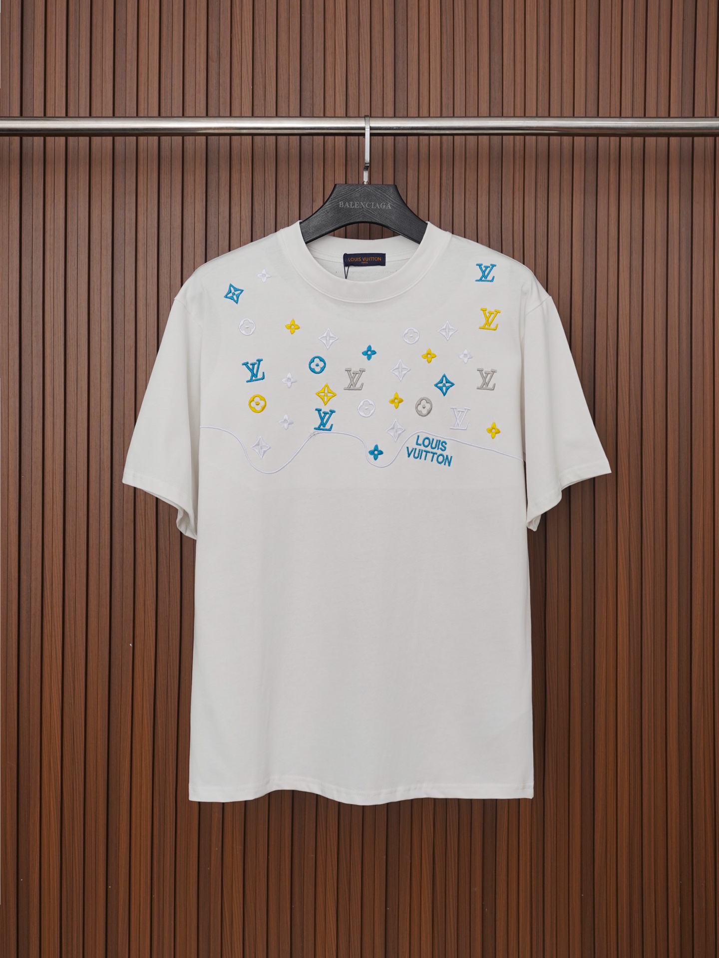 P80 Número de modelo/C052 LV Camiseta de manga corta con bordado de líneas de monograma clásico en color. Tejido: 32 hi…