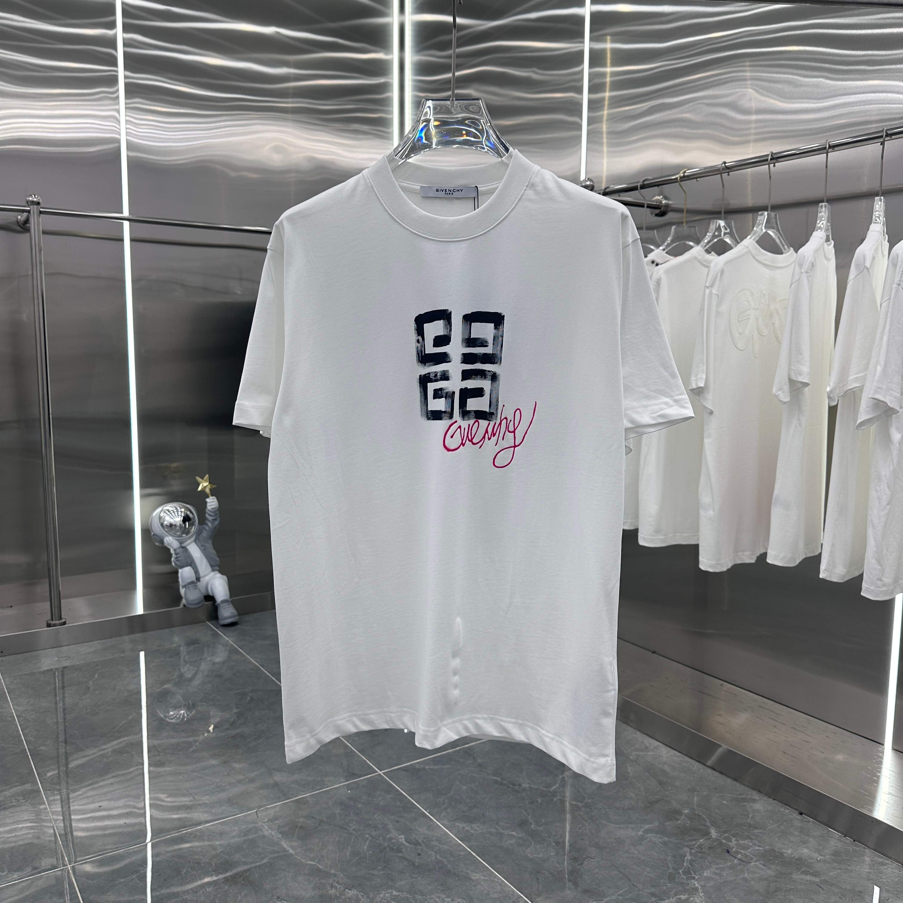 P \nGVC 春夏新款  logo手绘  男女同款宽松版 S M L XL XXL 五个码 颜色：白色 黑色 