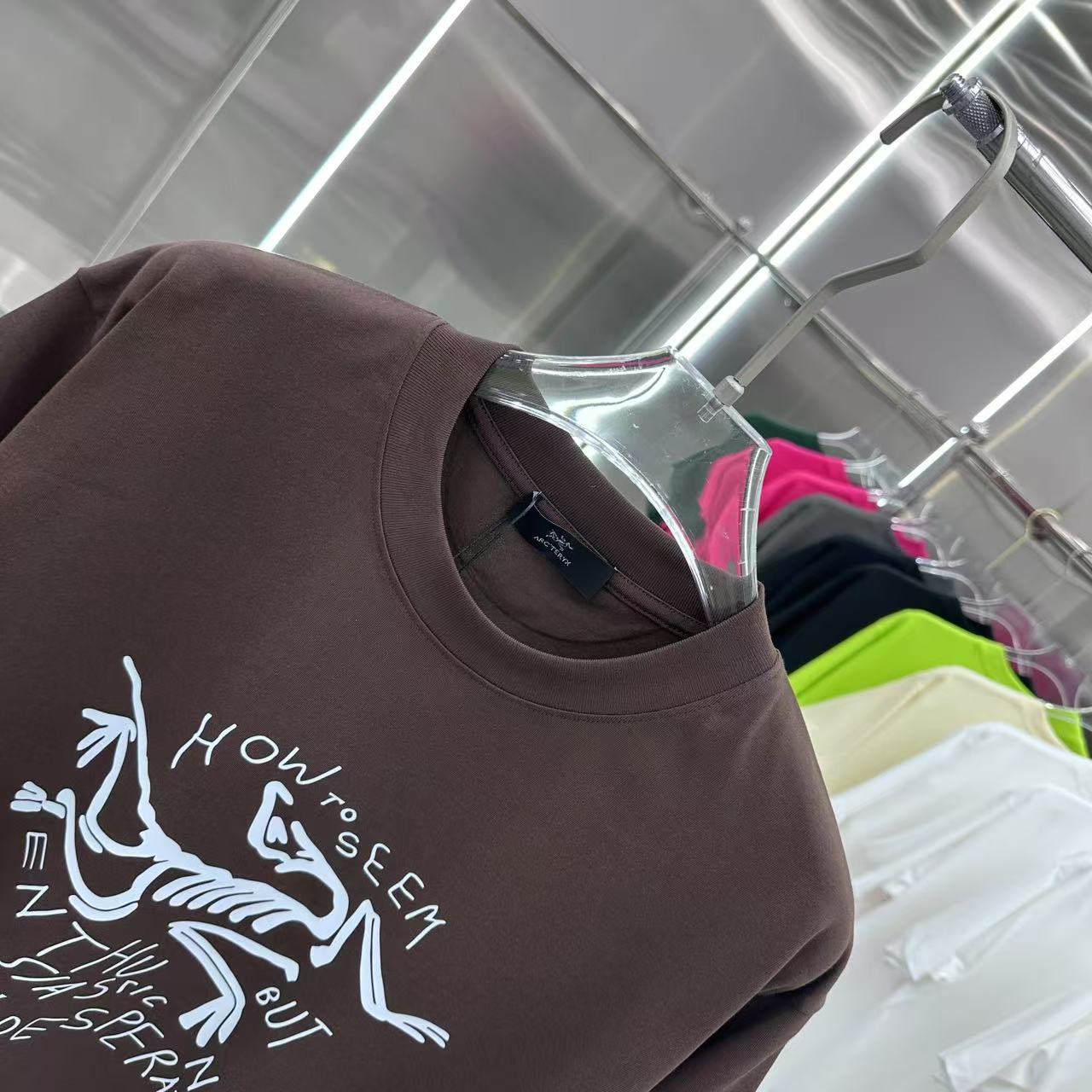 💰110
鸟牌 2025春夏新款 圆领短袖t恤  个性印花  男女同款 S M L XL XXL 五个码 黑色 白色 棕色