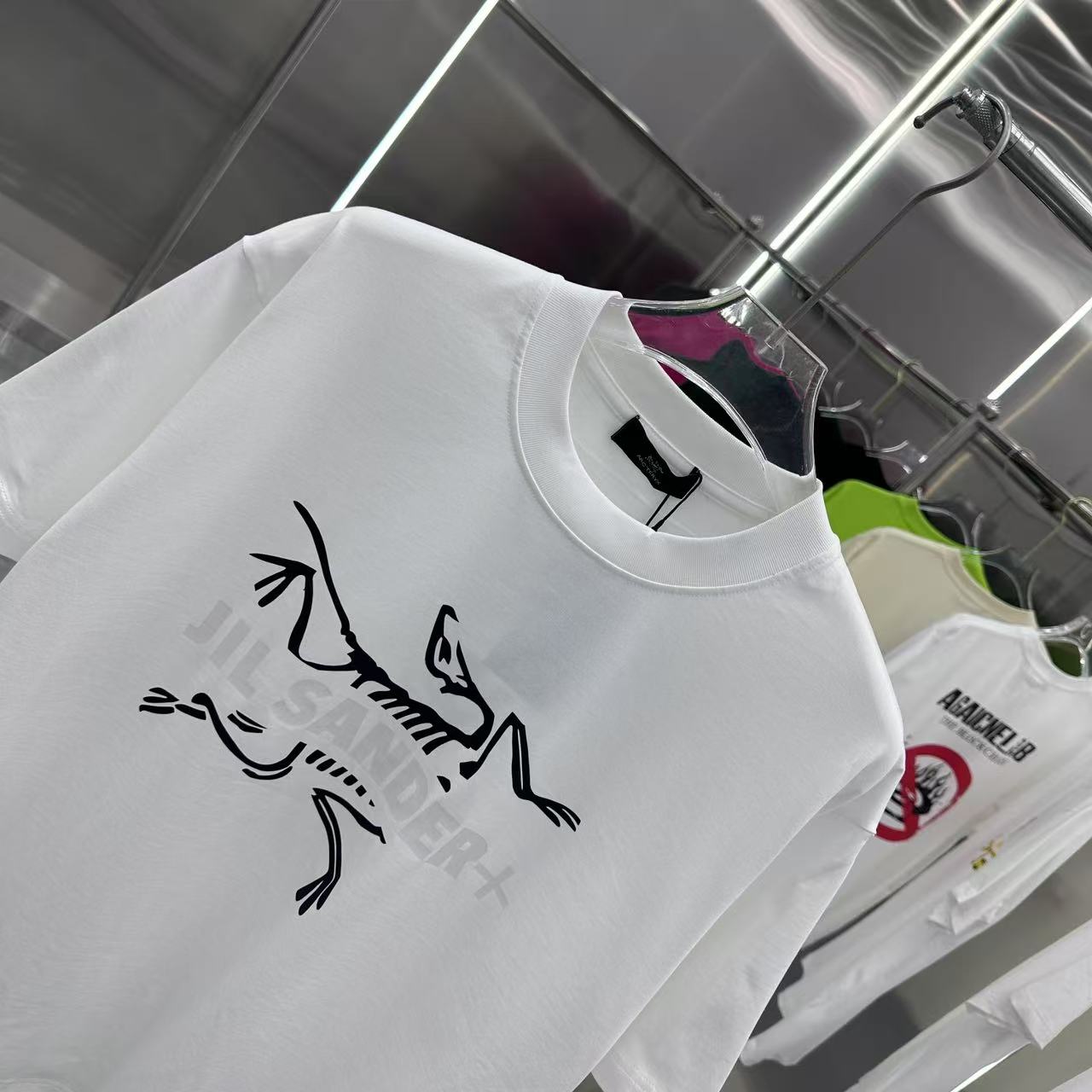  💰110
鸟牌 2025春夏新款 圆领短袖t恤  个性印花  男女同款 S M L XL XXL 五个码 黑色 白色 酒红色
